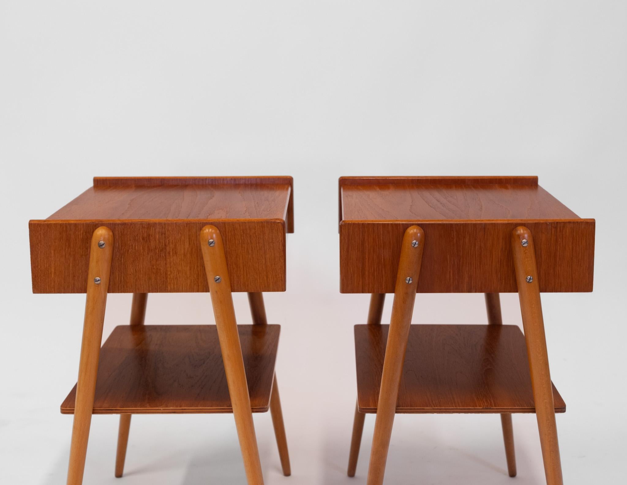 Suédois Paire de tables de chevet suédoises en teck du milieu du siècle par Carlström & Co en vente