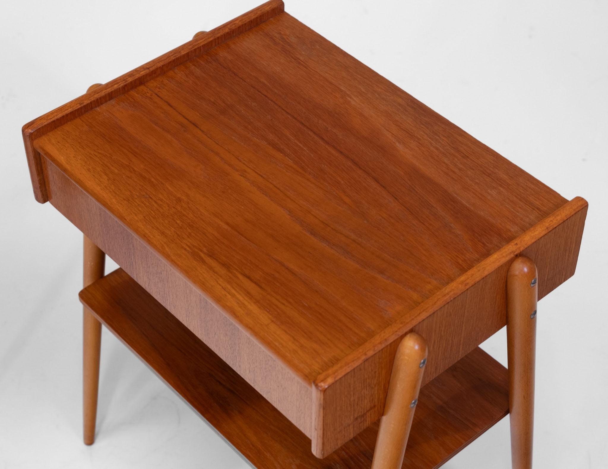 20ième siècle Paire de tables de chevet suédoises en teck du milieu du siècle par Carlström & Co en vente