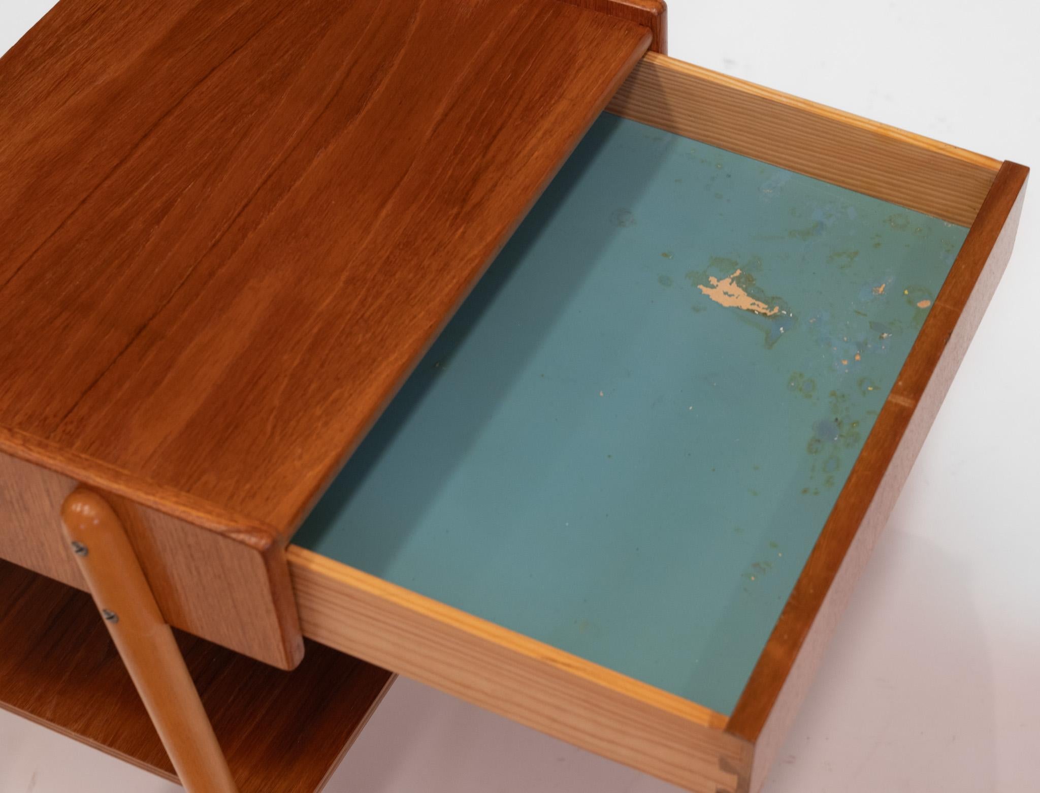Paire de tables de chevet suédoises en teck du milieu du siècle par Carlström & Co en vente 2