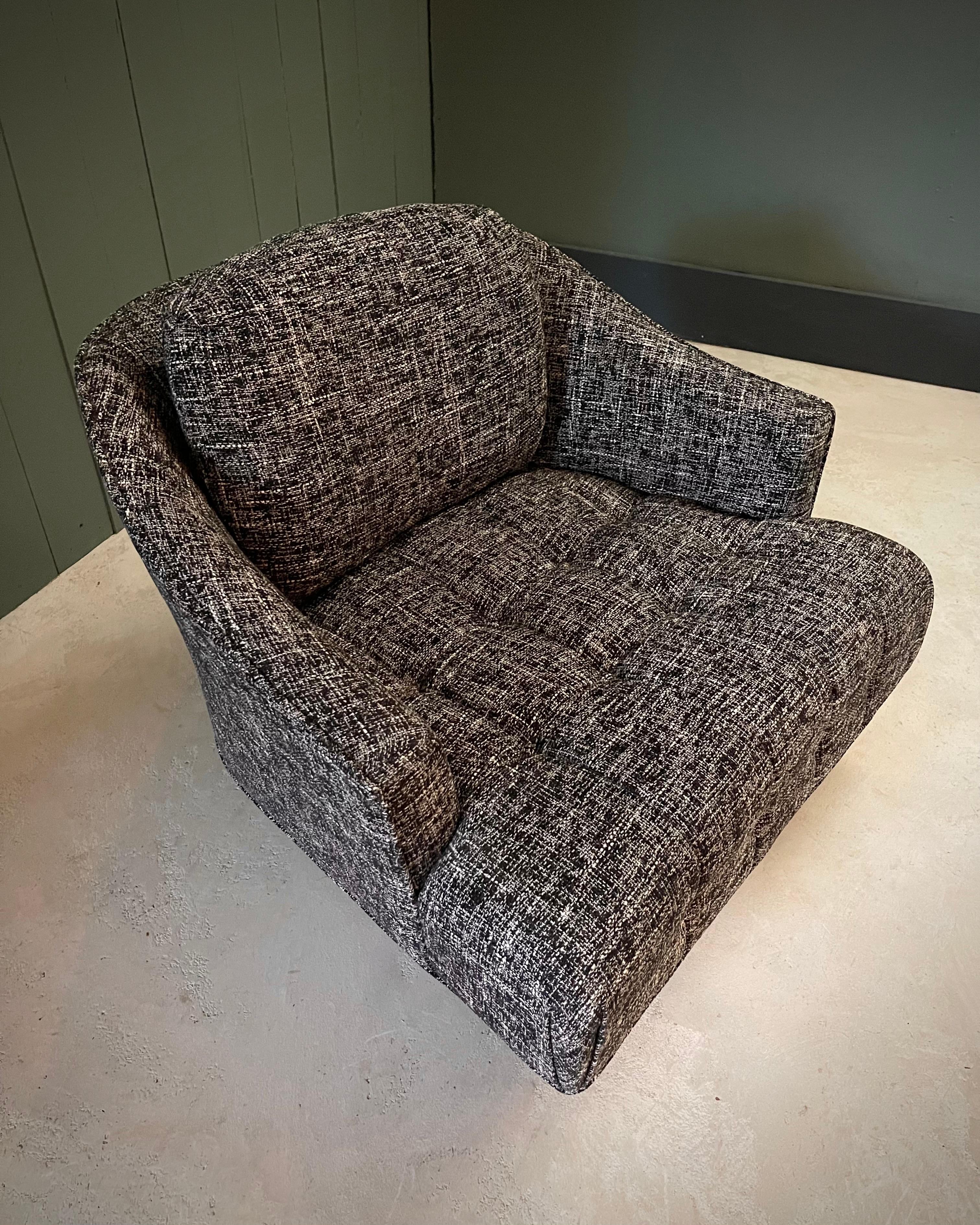 Paar getuftete Drehstühle aus der Mitte des Jahrhunderts mit holzummantelten Sockeln, schwarz und weiß im Angebot 2