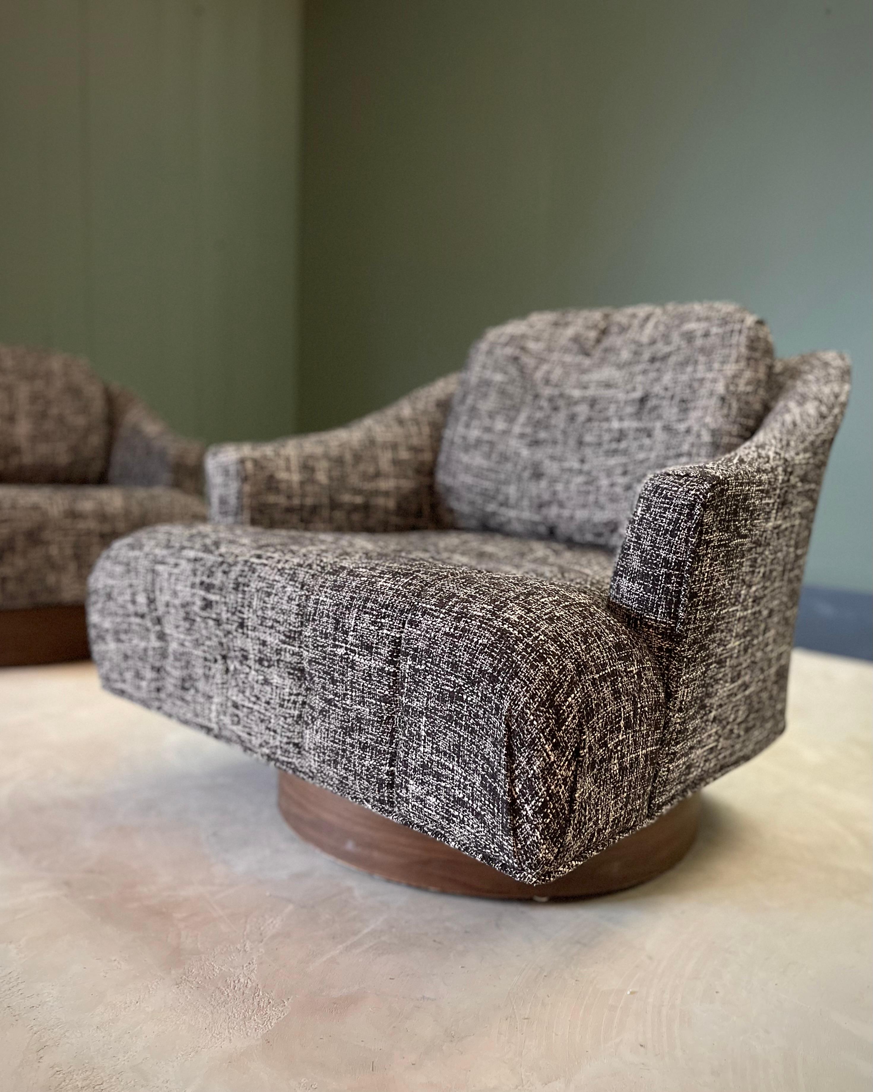 Paar getuftete Drehstühle aus der Mitte des Jahrhunderts mit holzummantelten Sockeln, schwarz und weiß im Angebot 3