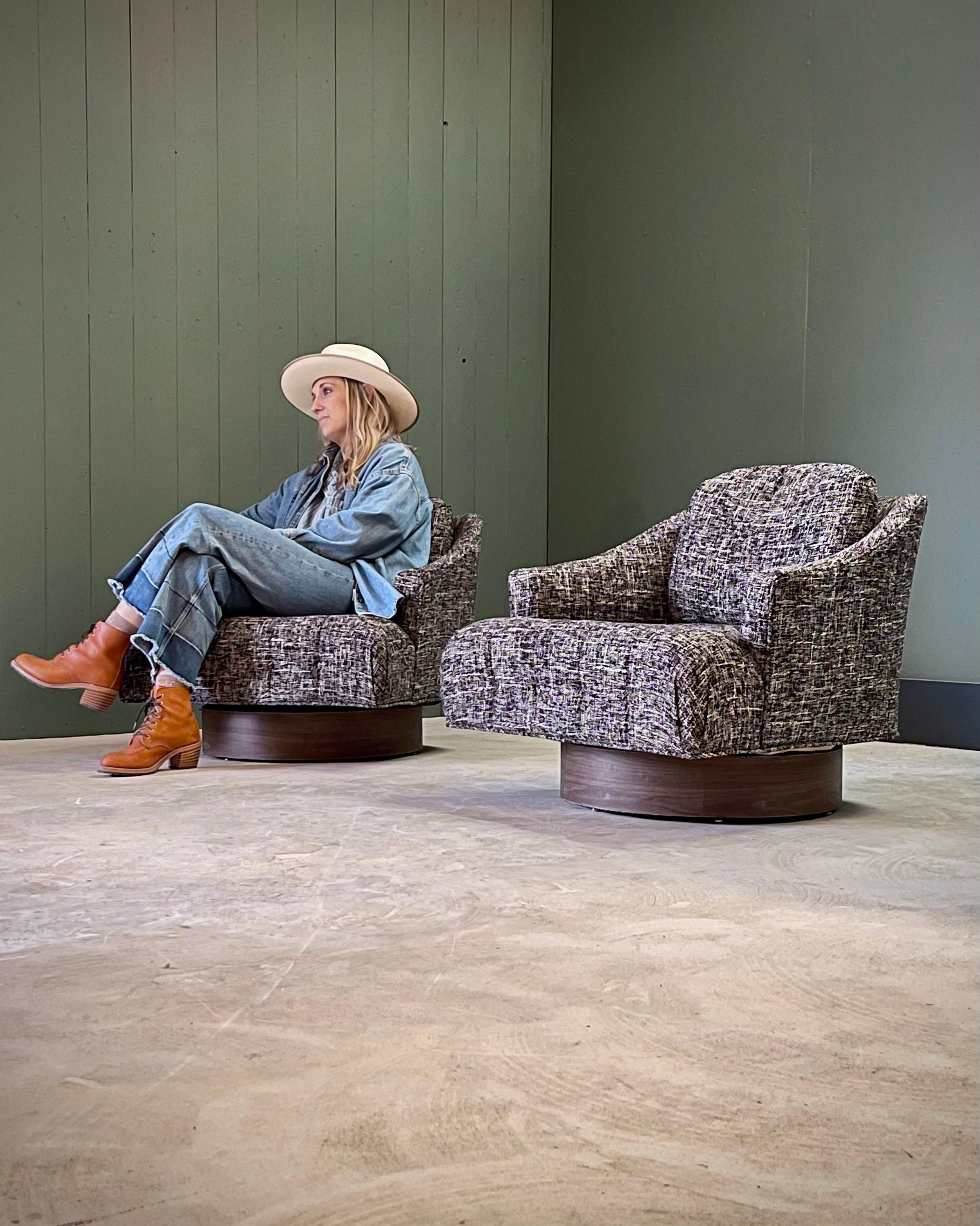 Paar getuftete Drehstühle aus der Mitte des Jahrhunderts mit holzummantelten Sockeln, schwarz und weiß im Angebot 4