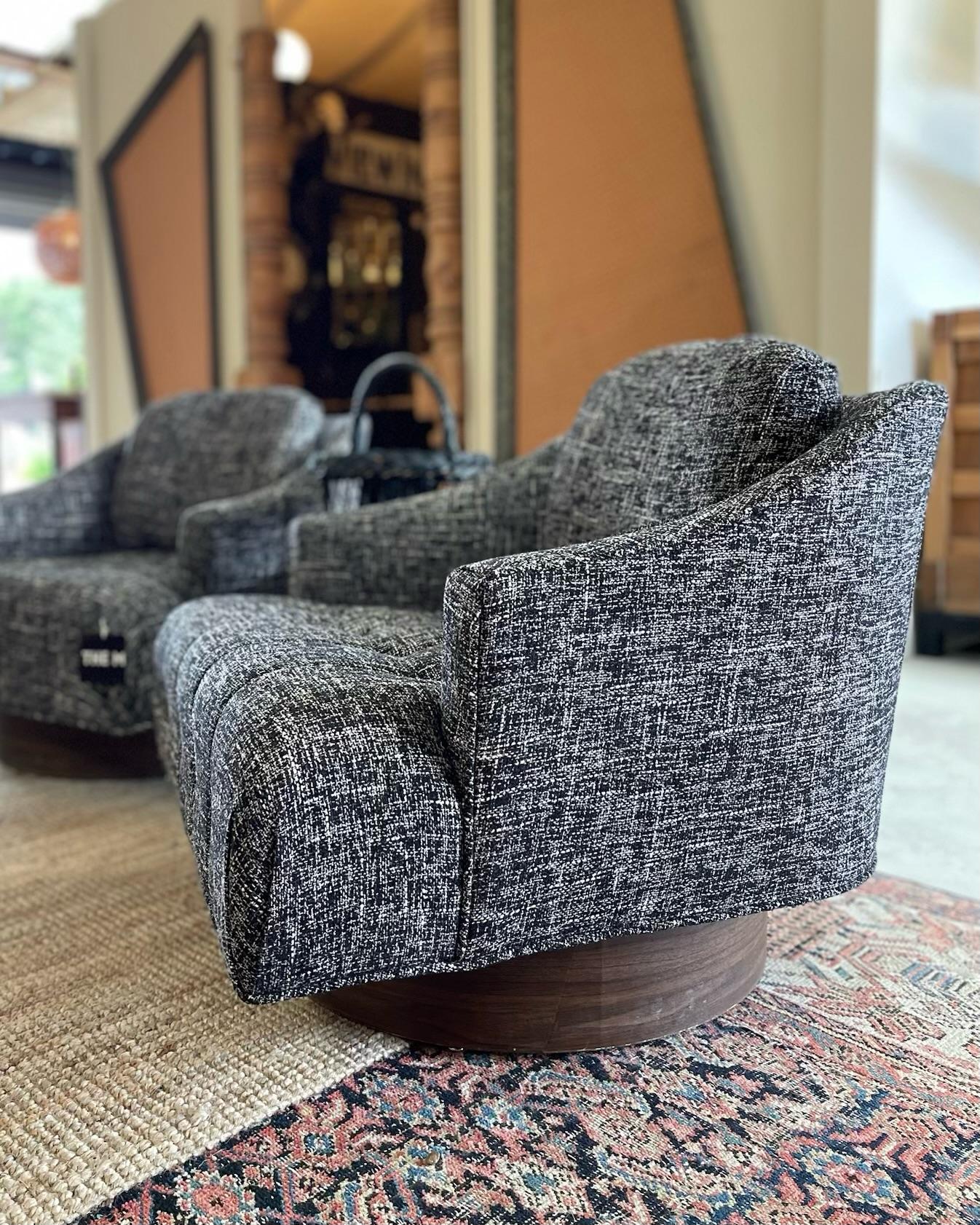 Paar getuftete Drehstühle aus der Mitte des Jahrhunderts mit holzummantelten Sockeln, schwarz und weiß im Angebot 5