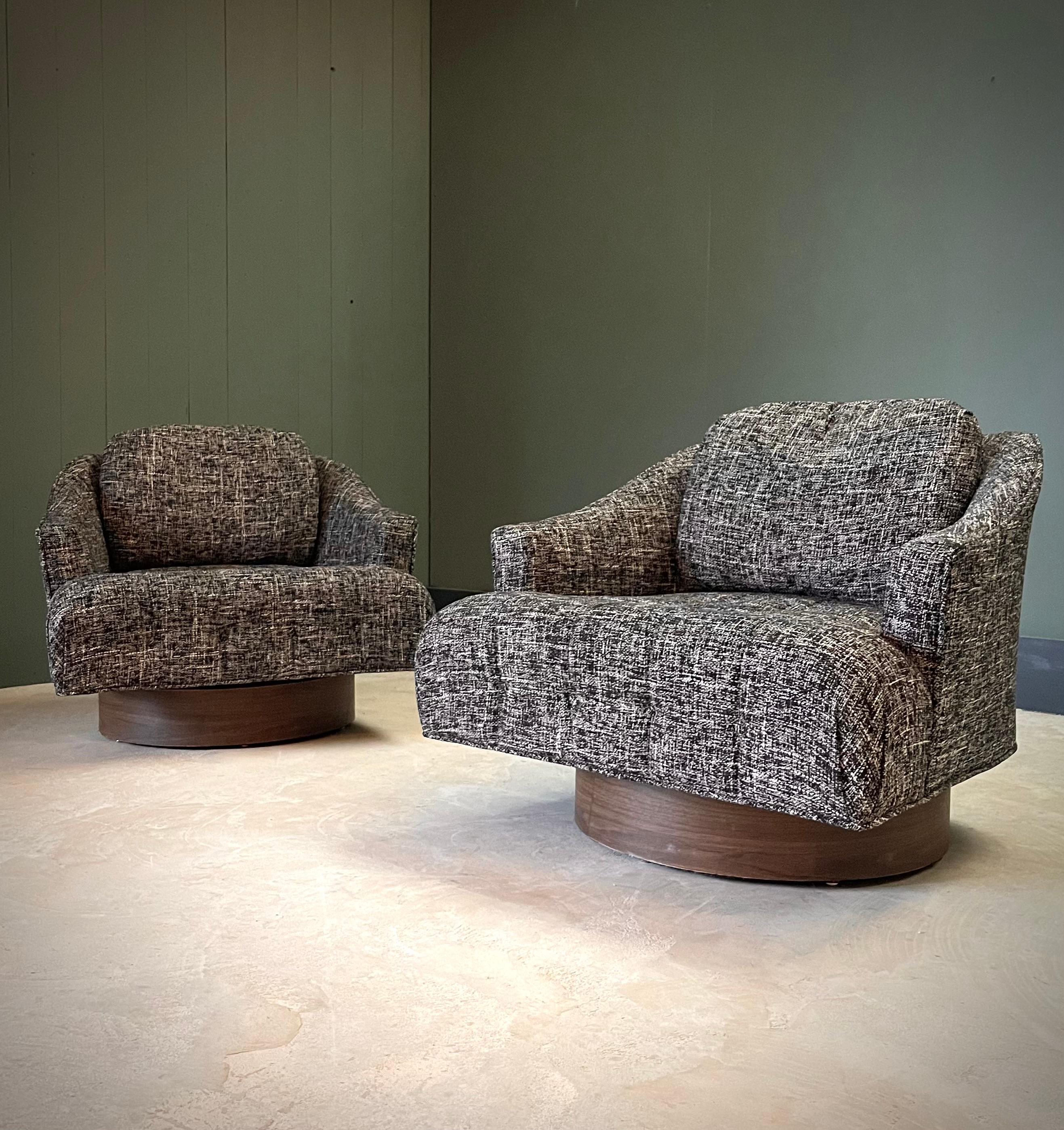 Paar getuftete Drehstühle aus der Mitte des Jahrhunderts mit holzummantelten Sockeln, schwarz und weiß im Angebot 6