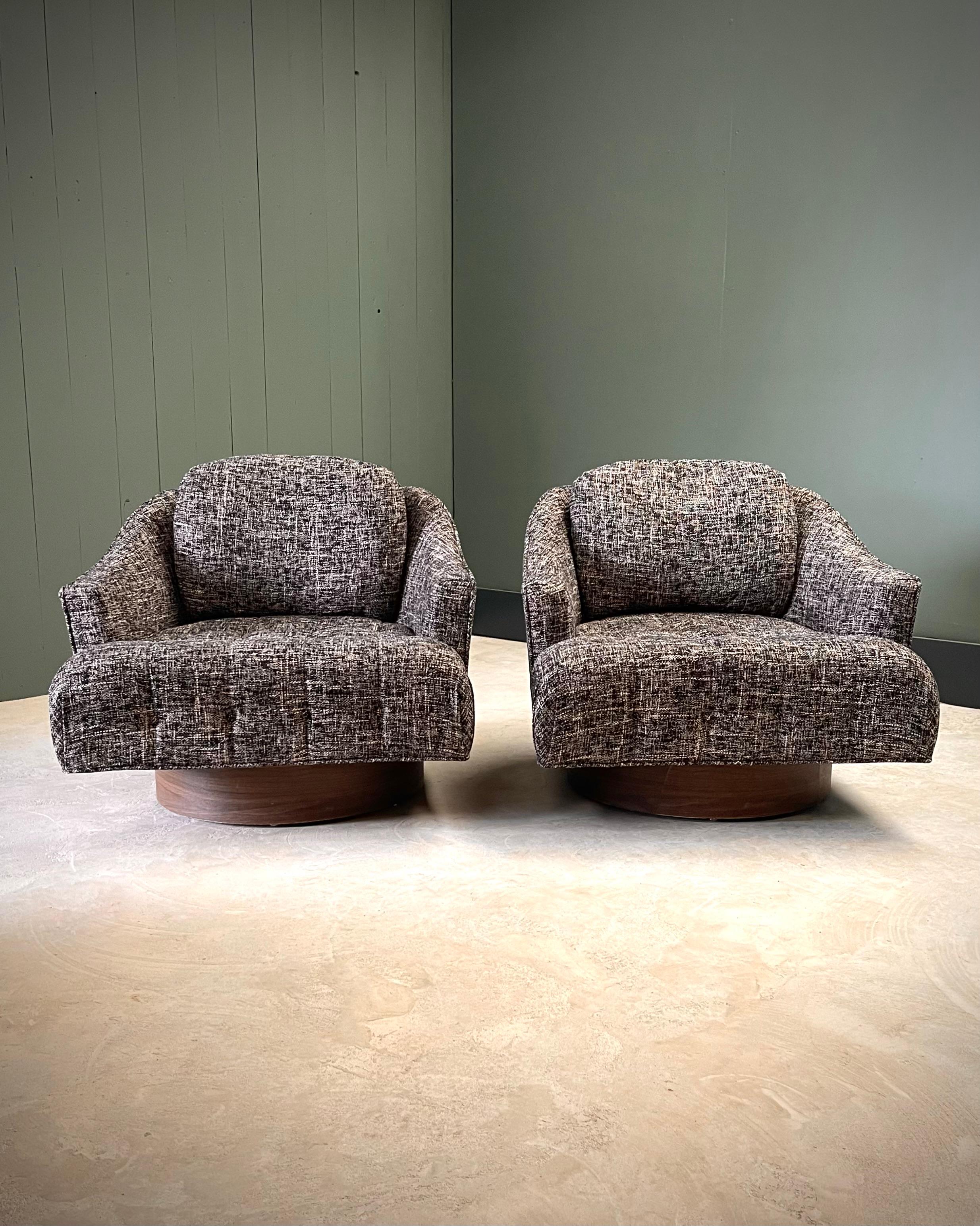 Paar getuftete Drehstühle aus der Mitte des Jahrhunderts mit holzummantelten Sockeln, schwarz und weiß (Moderne der Mitte des Jahrhunderts) im Angebot