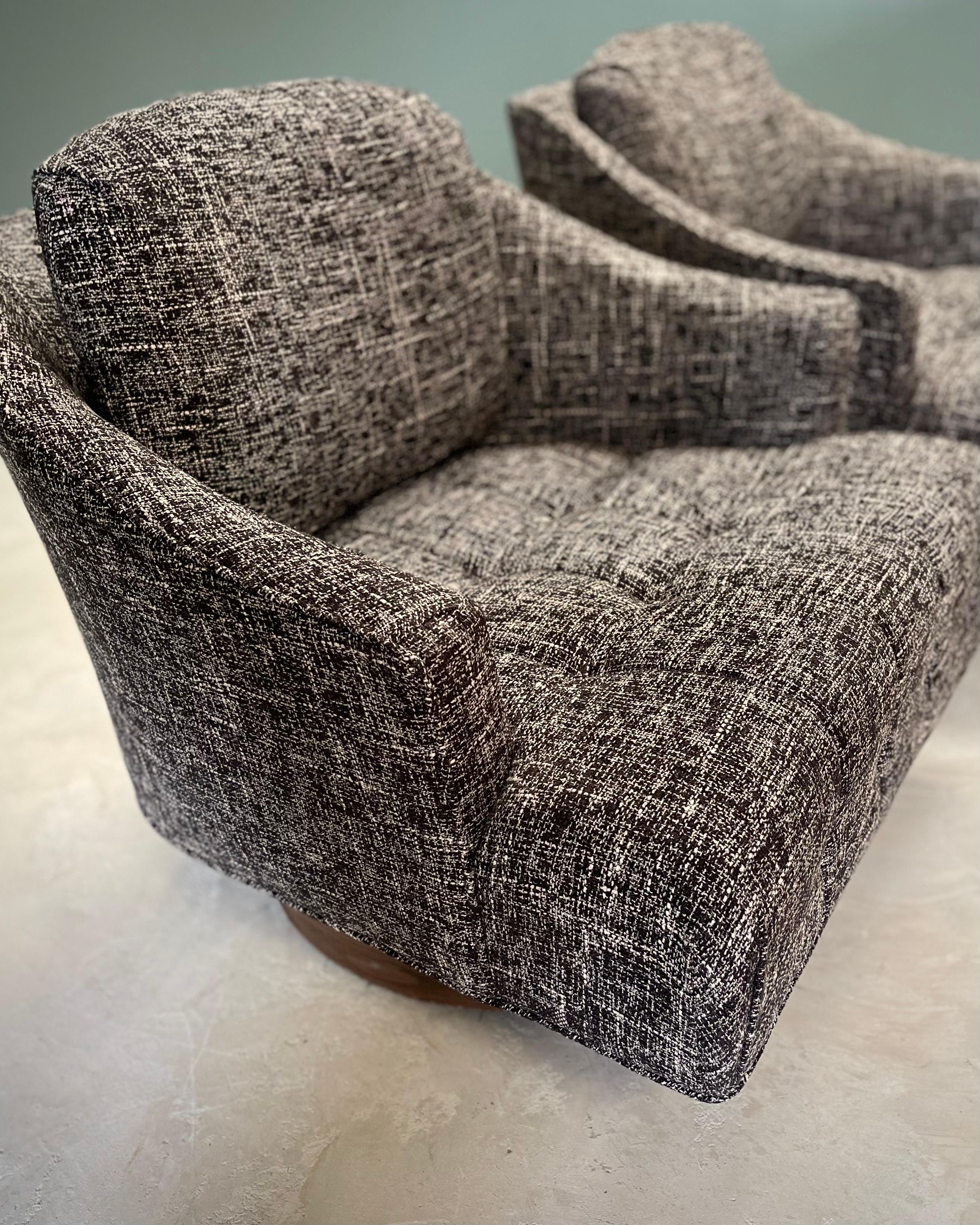 Paar getuftete Drehstühle aus der Mitte des Jahrhunderts mit holzummantelten Sockeln, schwarz und weiß (amerikanisch) im Angebot