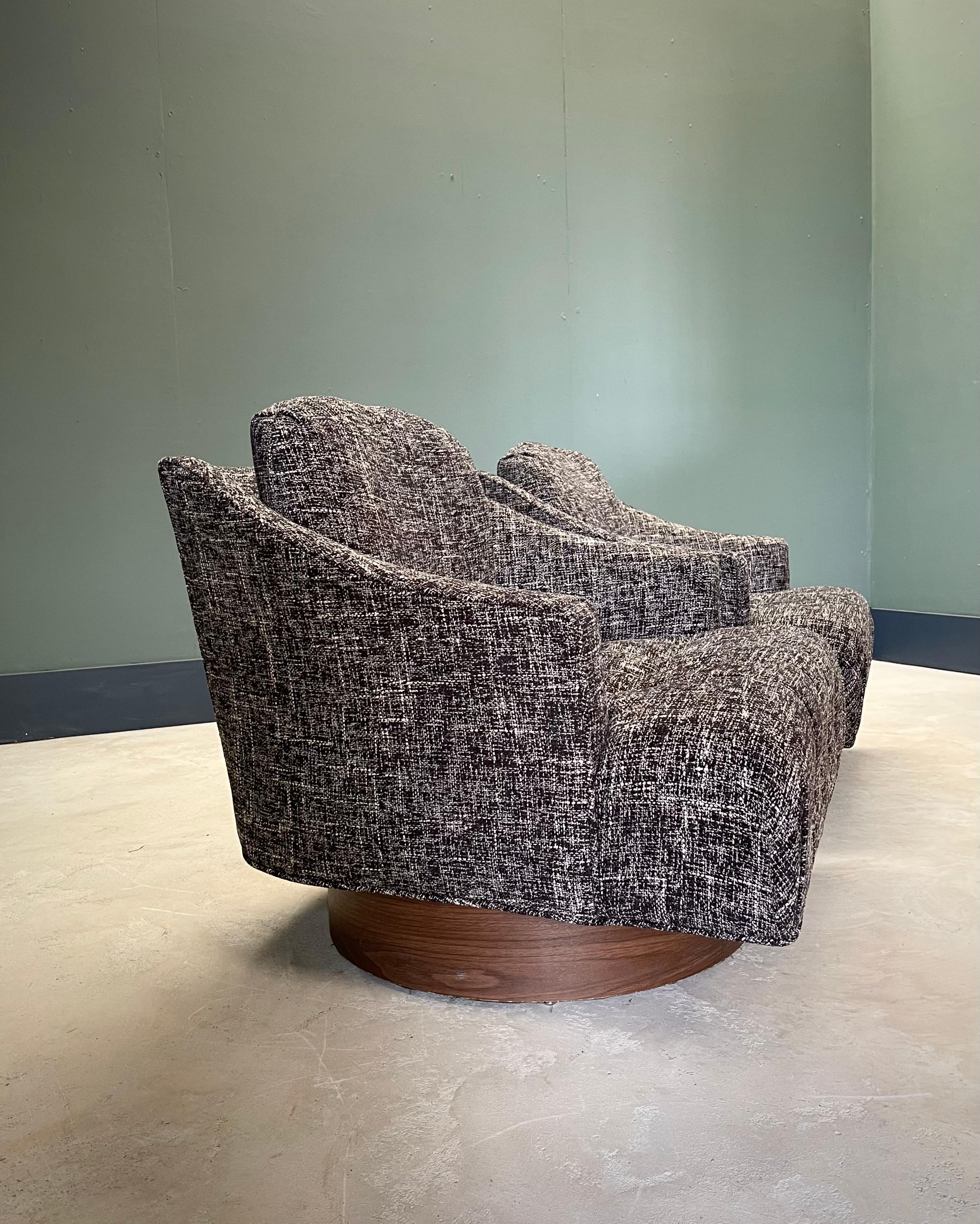 Paar getuftete Drehstühle aus der Mitte des Jahrhunderts mit holzummantelten Sockeln, schwarz und weiß (Furnier) im Angebot