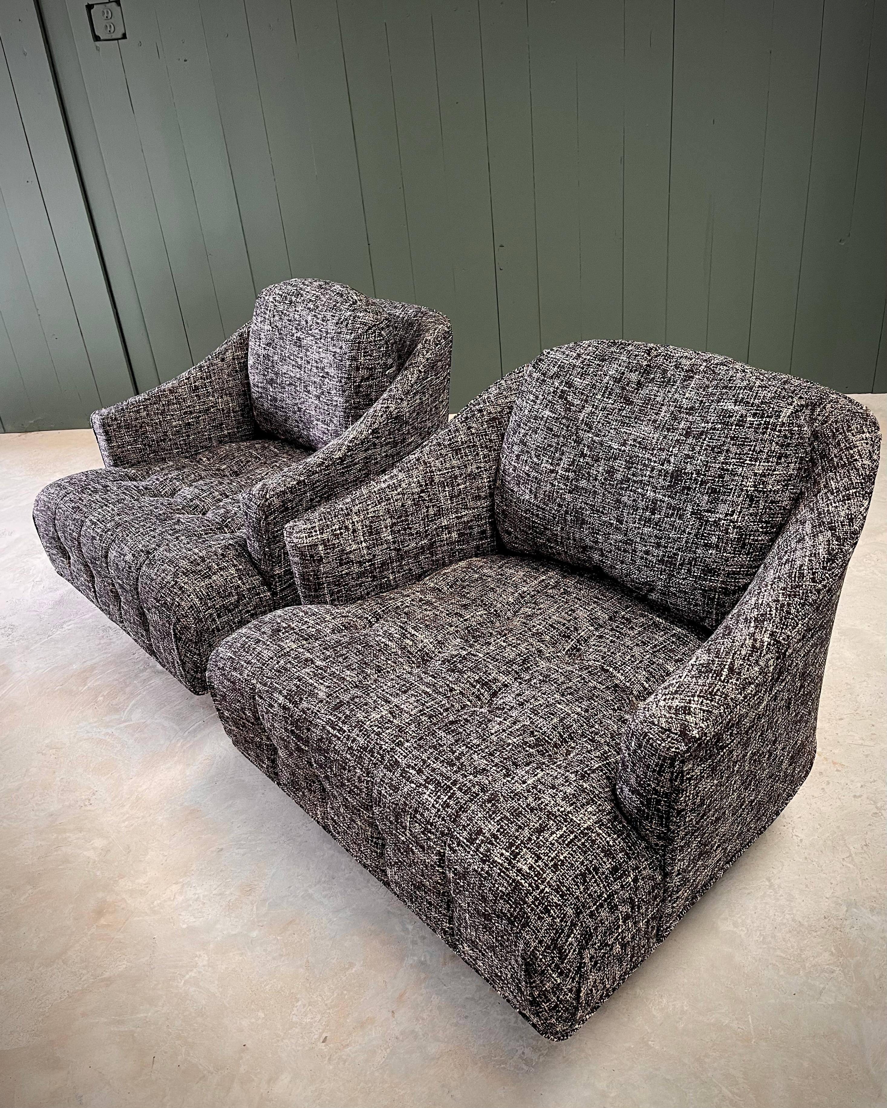 Paar getuftete Drehstühle aus der Mitte des Jahrhunderts mit holzummantelten Sockeln, schwarz und weiß im Zustand „Gut“ im Angebot in Mckinney, TX