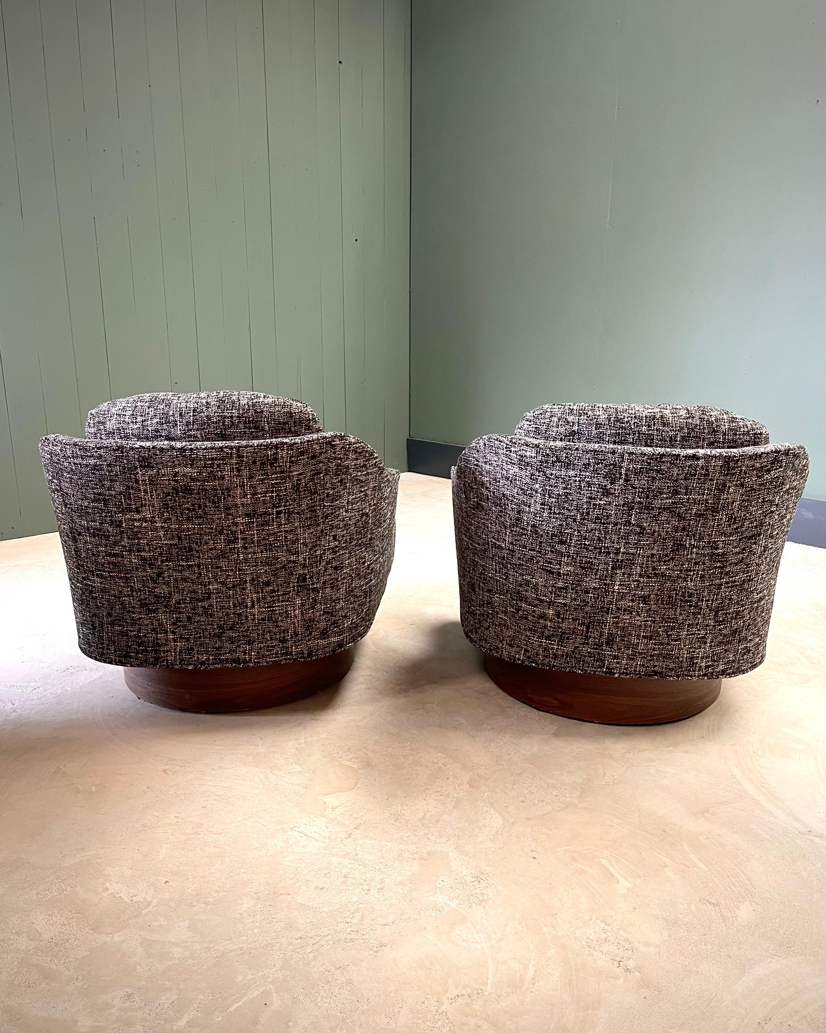 Paar getuftete Drehstühle aus der Mitte des Jahrhunderts mit holzummantelten Sockeln, schwarz und weiß (20. Jahrhundert) im Angebot