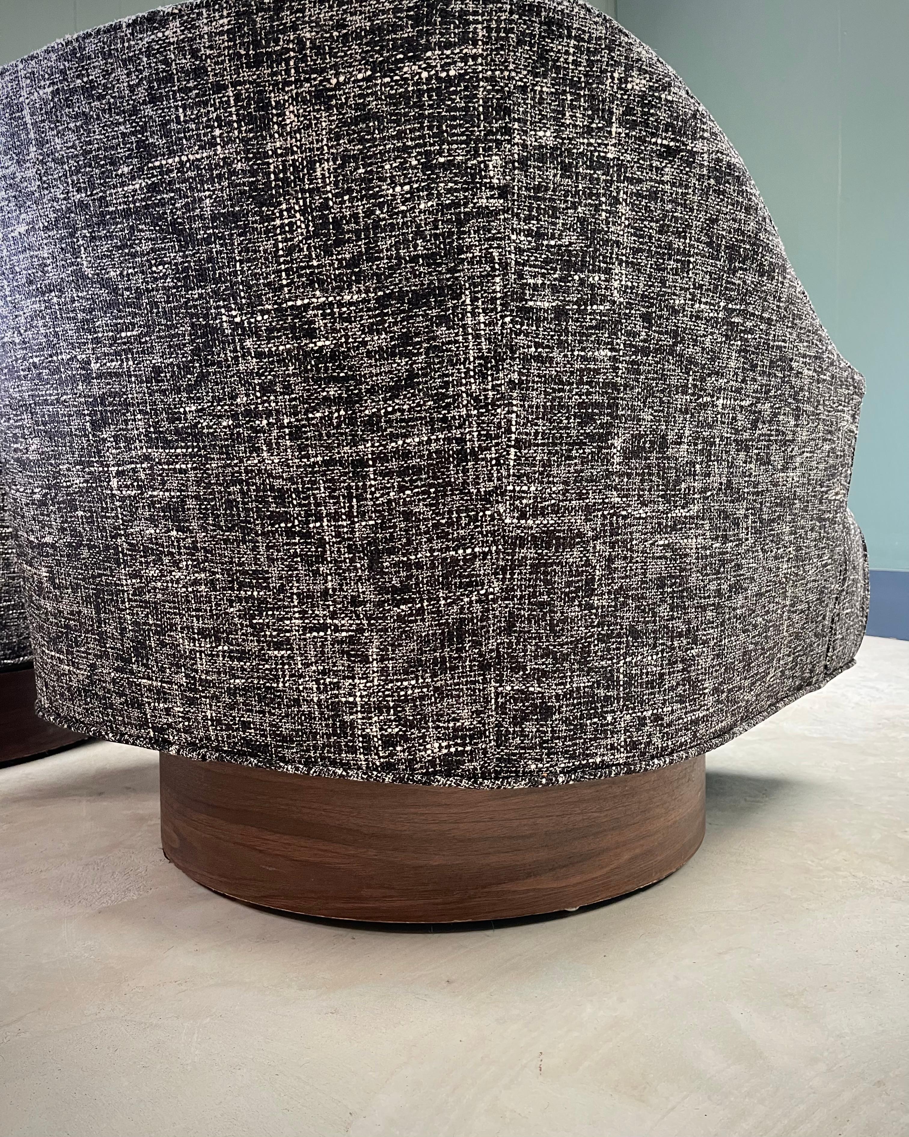 Paar getuftete Drehstühle aus der Mitte des Jahrhunderts mit holzummantelten Sockeln, schwarz und weiß (Stoff) im Angebot