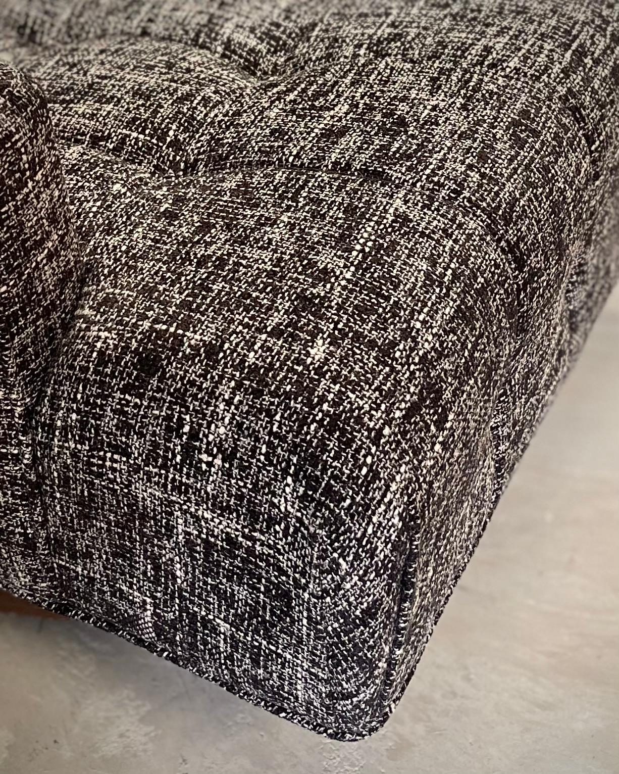 Paar getuftete Drehstühle aus der Mitte des Jahrhunderts mit holzummantelten Sockeln, schwarz und weiß im Angebot 1