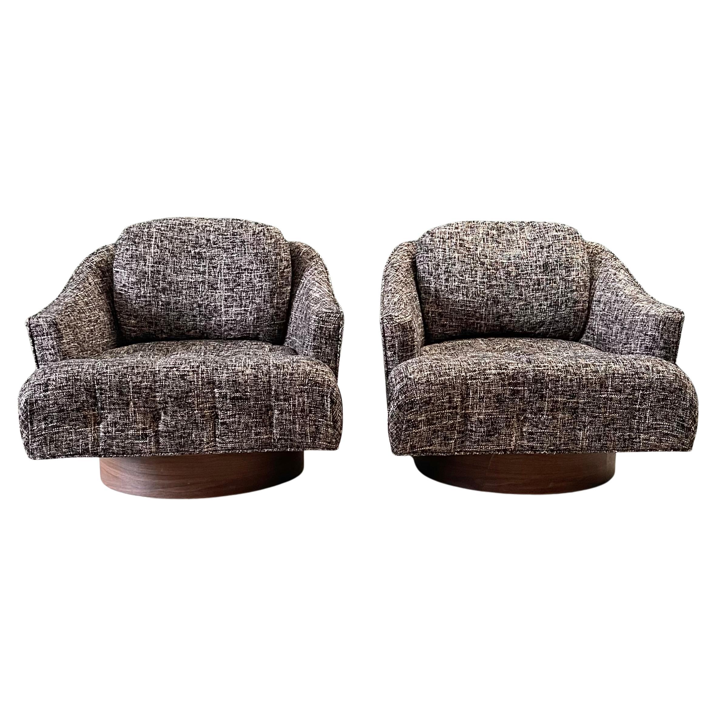 Paar getuftete Drehstühle aus der Mitte des Jahrhunderts mit holzummantelten Sockeln, schwarz und weiß im Angebot