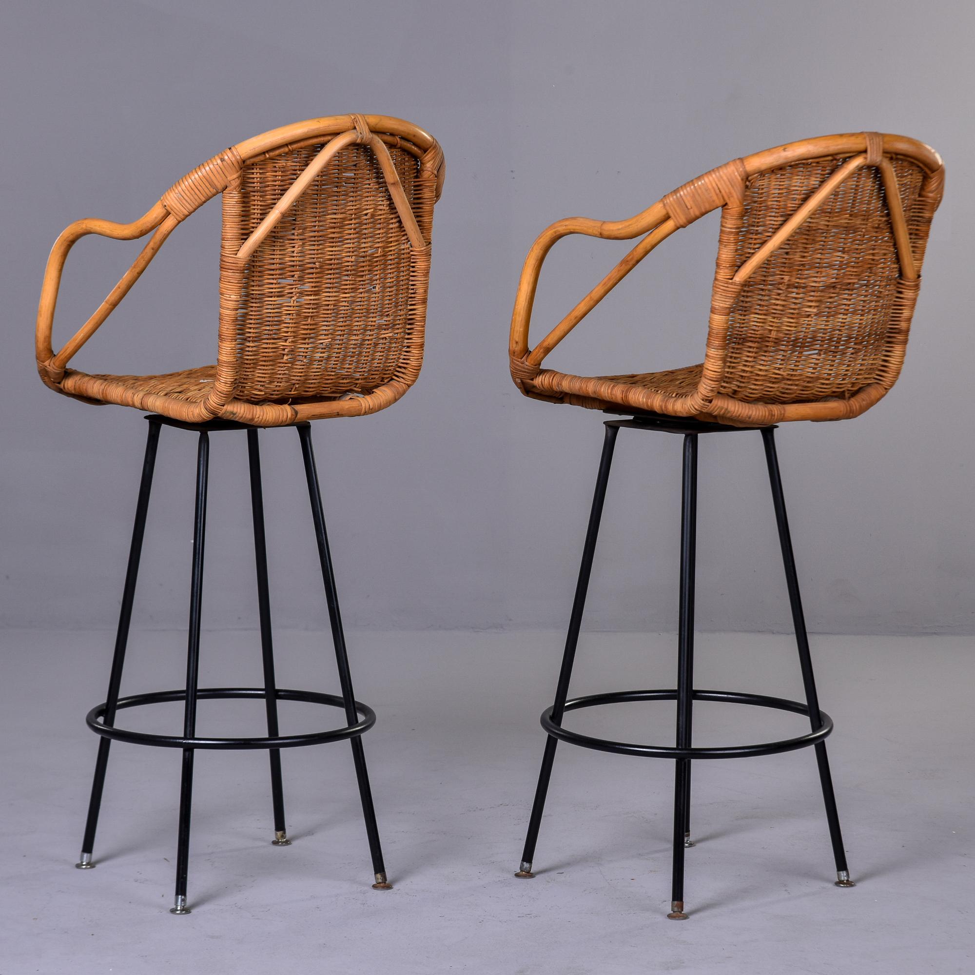 Pair Mid Century Swivel Wicker Bar Height Stools In Good Condition For Sale In Troy, MI