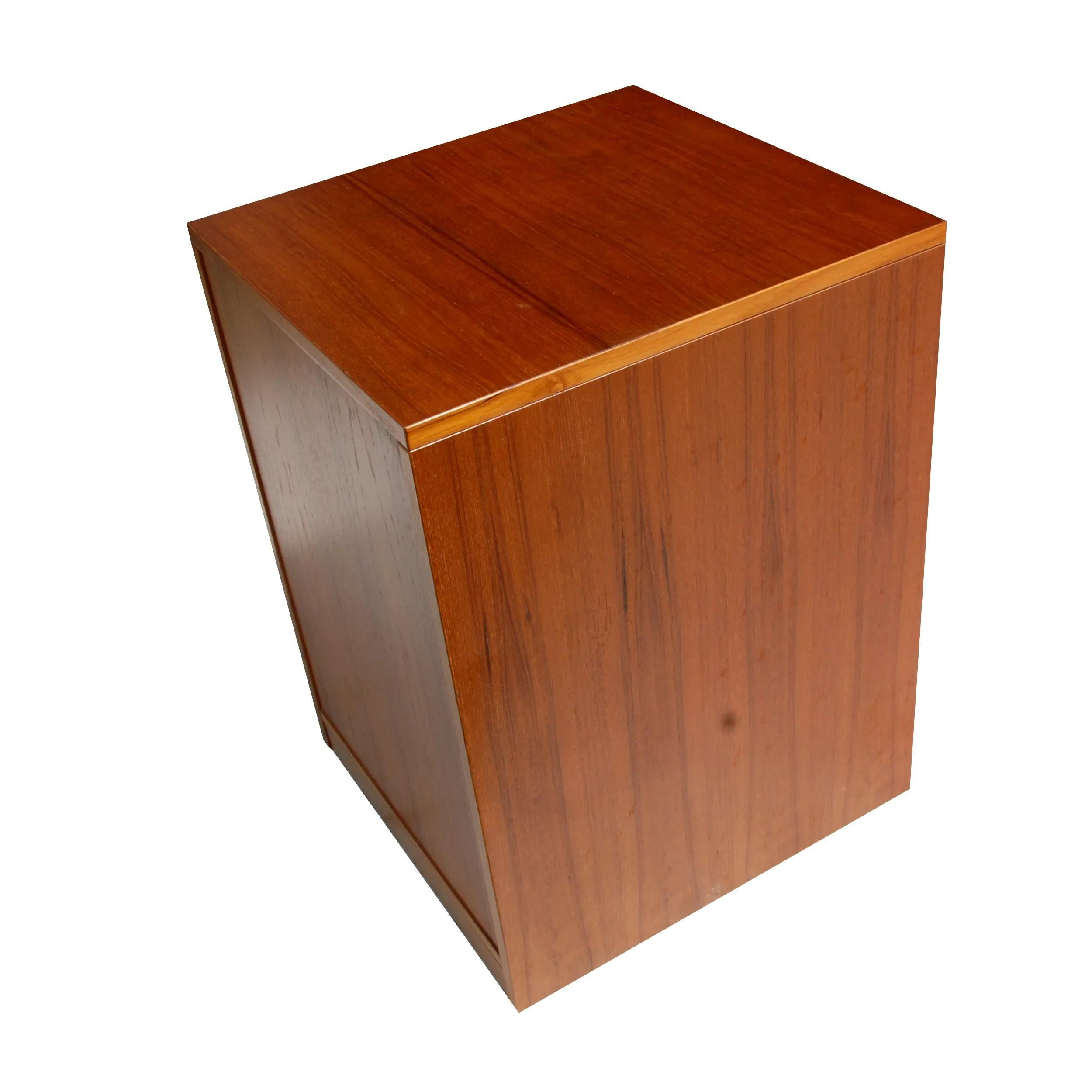 Pair Mid-Century Teak File Cabinets on Casters In Good Condition In Pasadena, TX