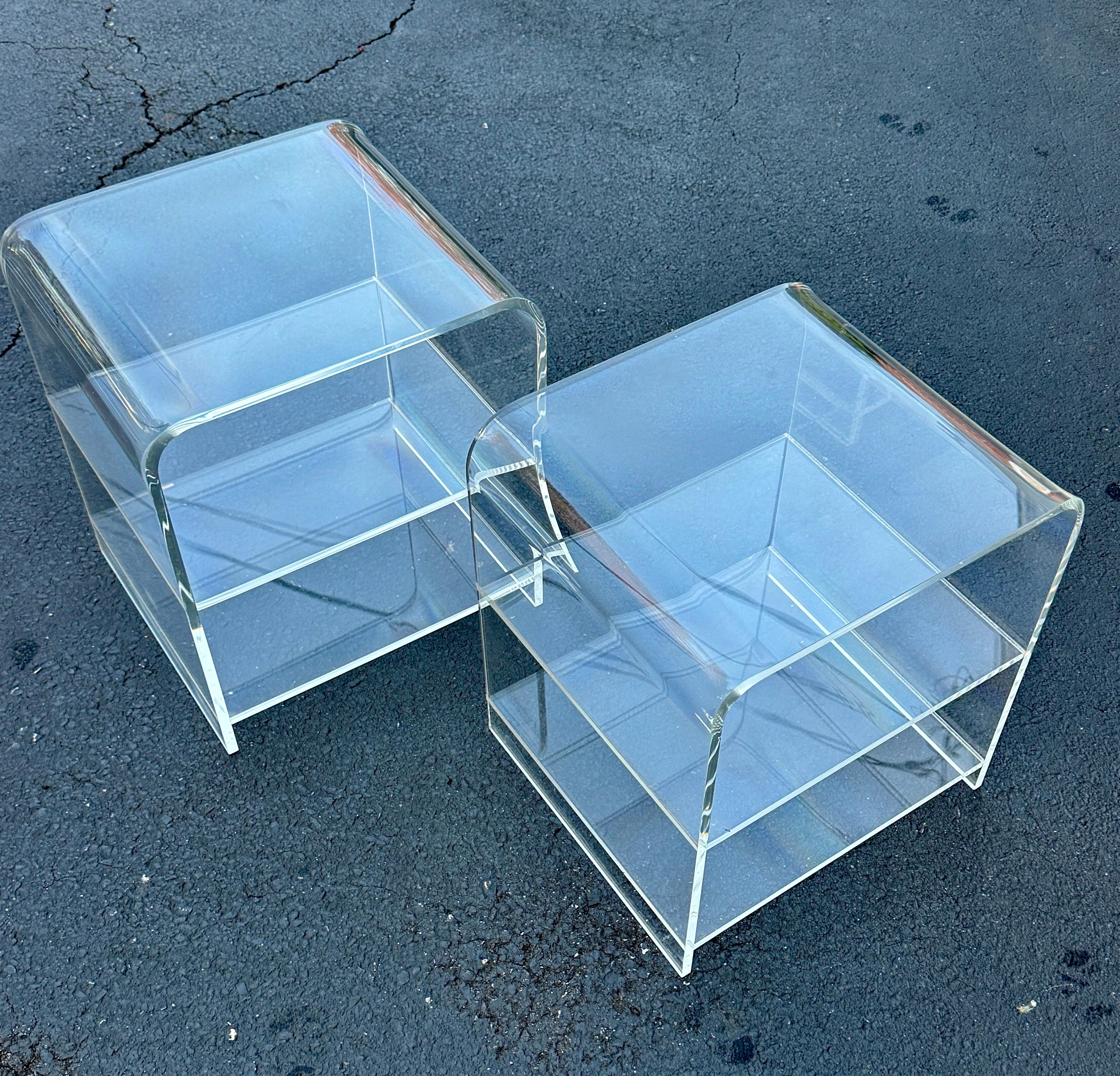 Paire de tables basses à cascade en Lucite épaisse du milieu du siècle dernier en vente 4