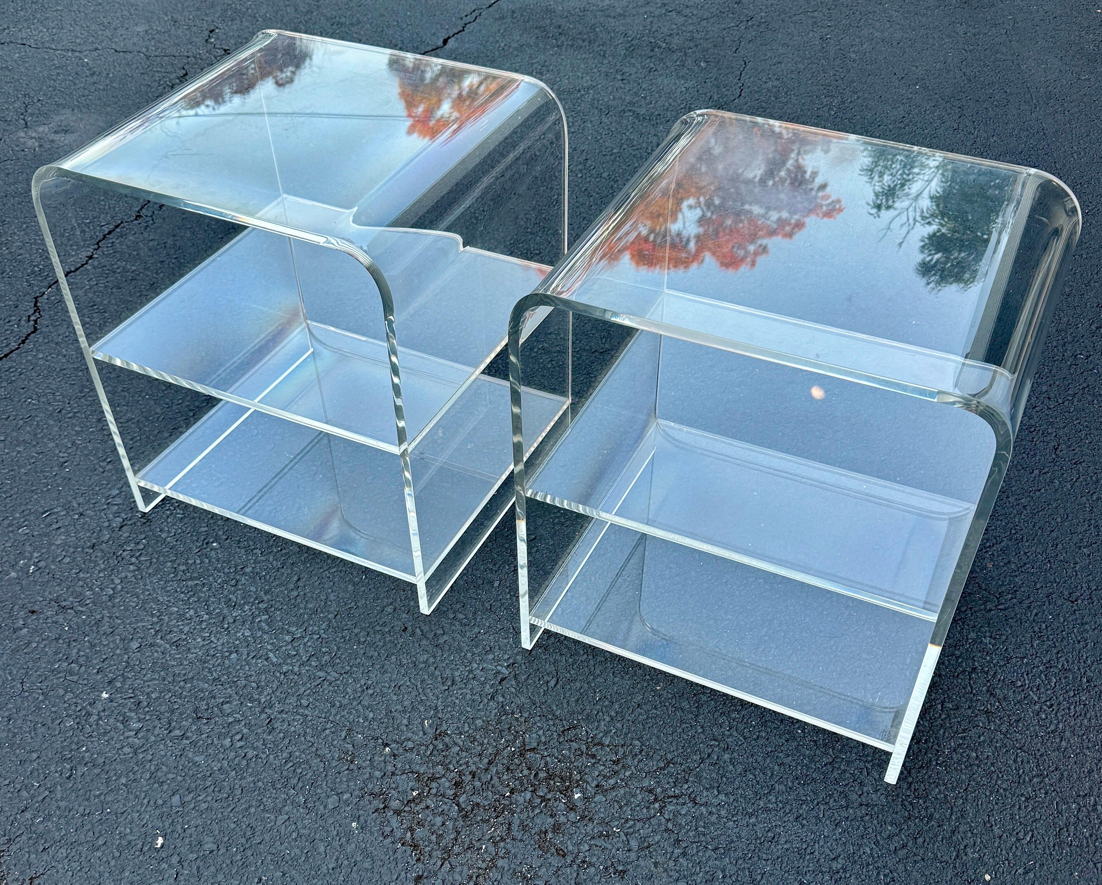 Mid-Century Modern Paire de tables basses à cascade en Lucite épaisse du milieu du siècle dernier en vente