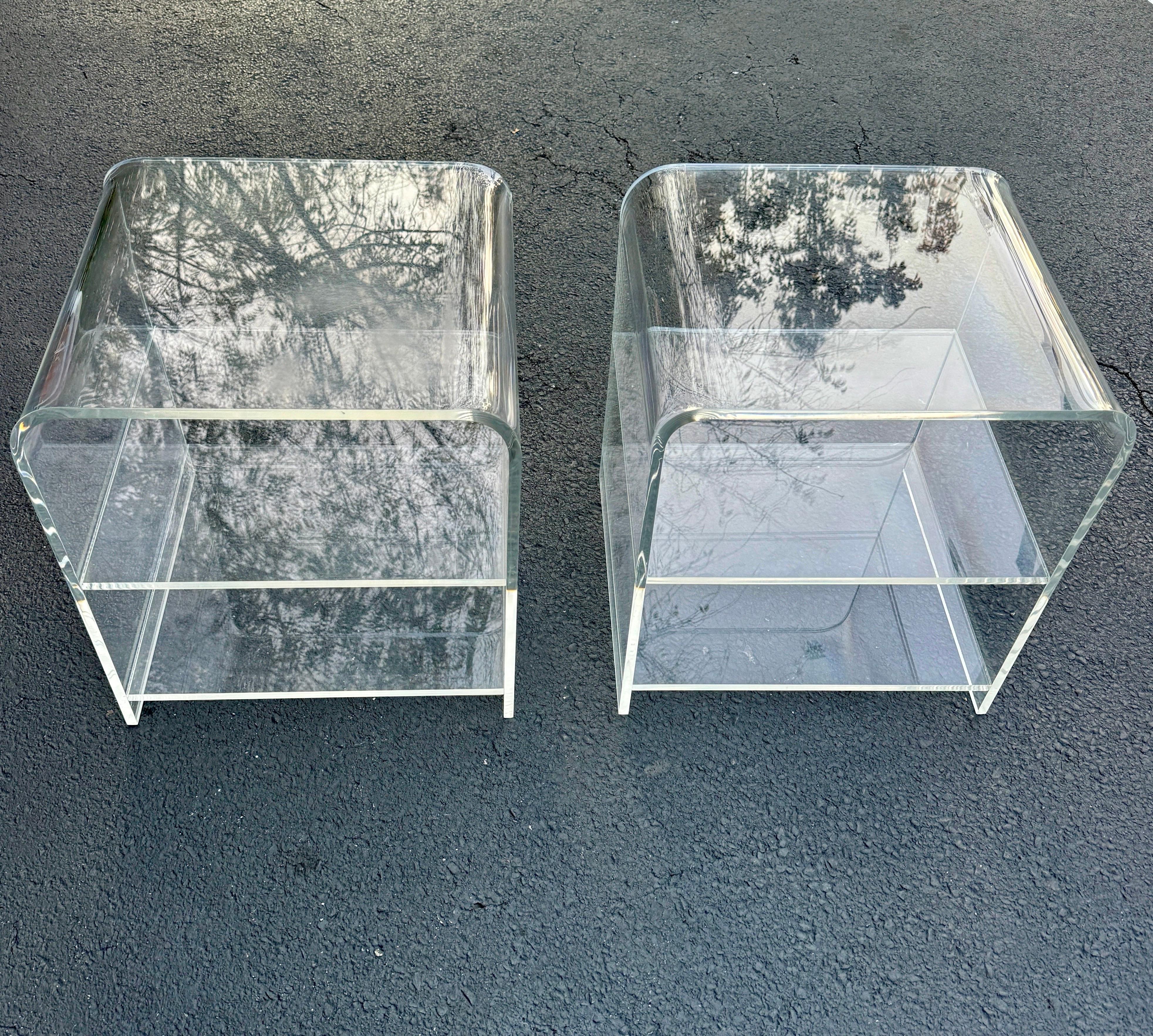 Paire de tables basses à cascade en Lucite épaisse du milieu du siècle dernier en vente 5