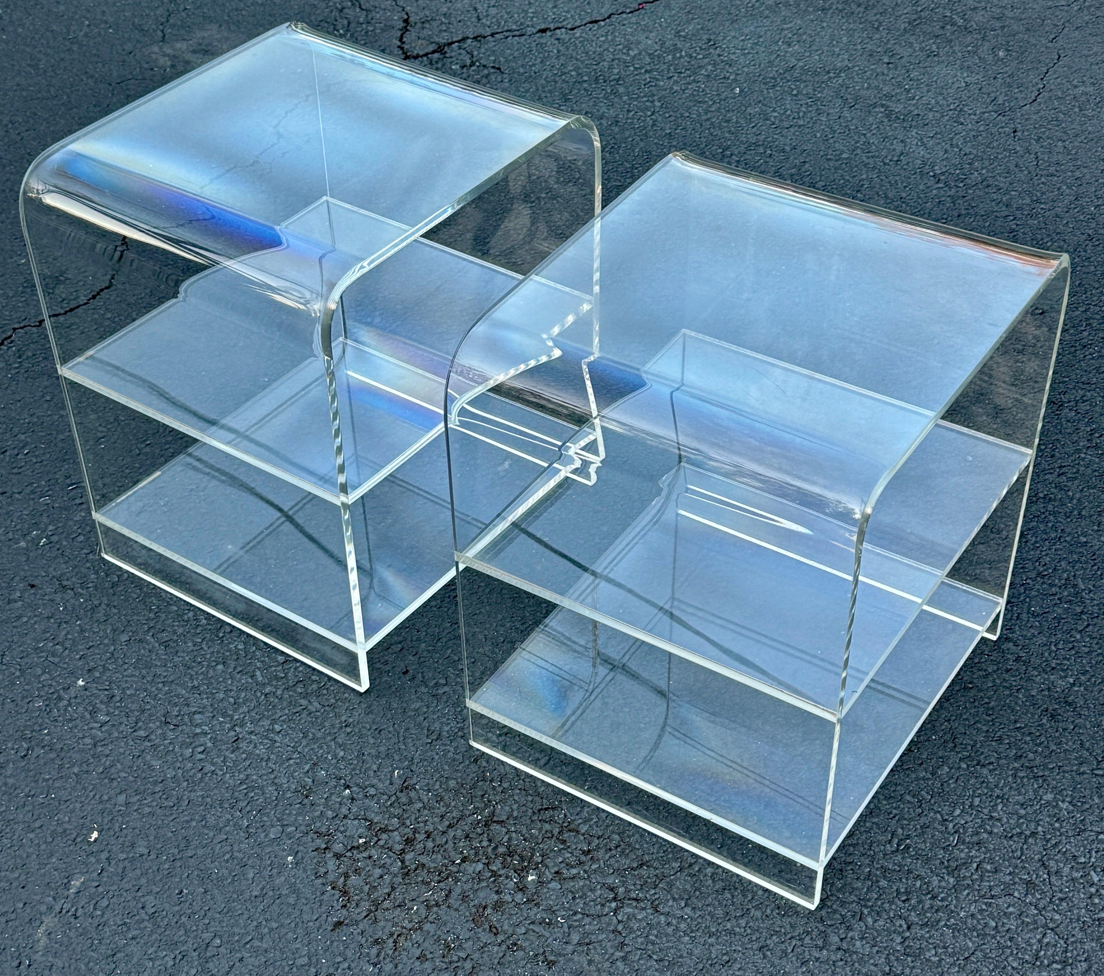Paire de tables basses à cascade en Lucite épaisse du milieu du siècle dernier en vente 6
