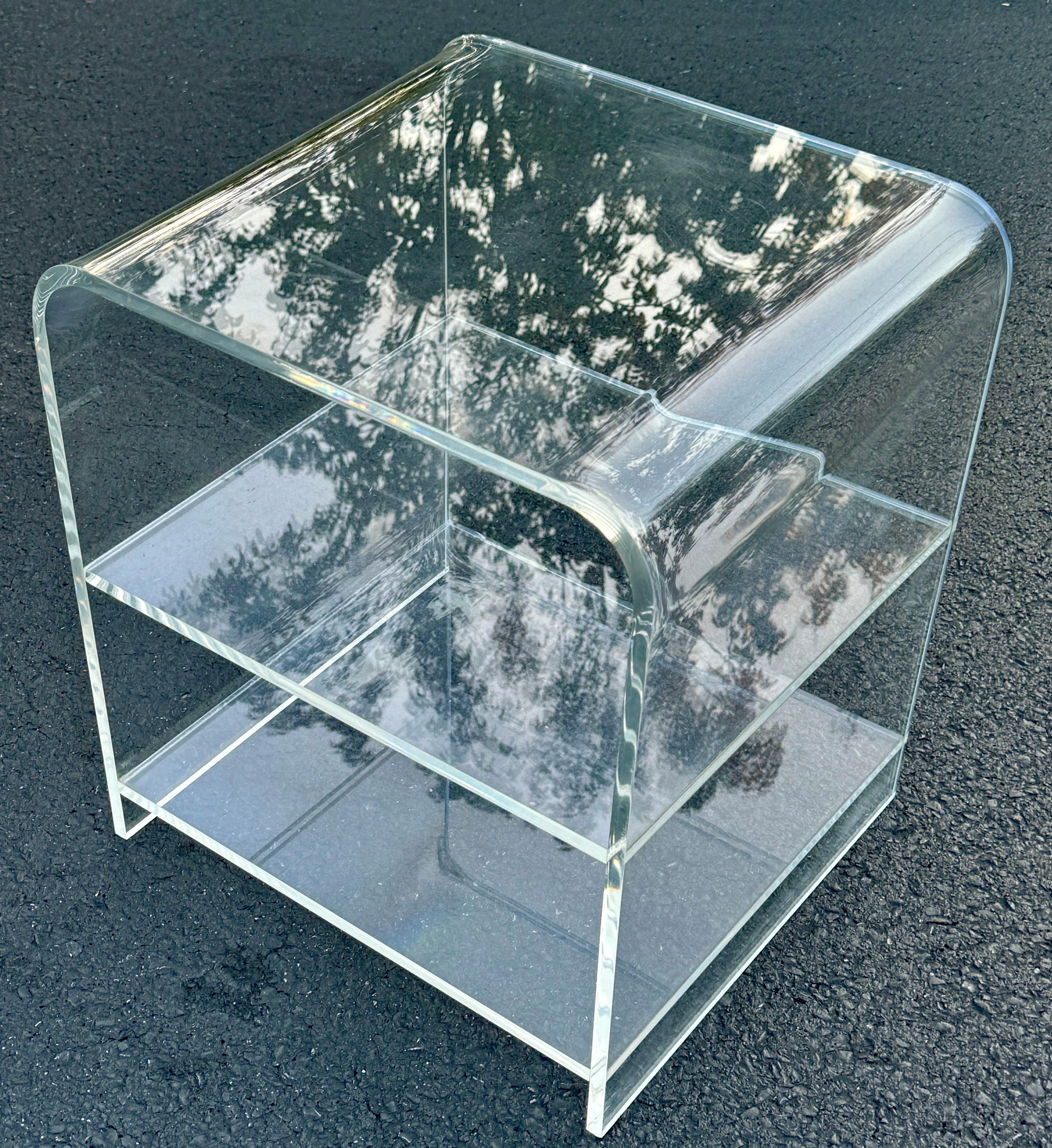 Paire de tables basses à cascade en Lucite épaisse du milieu du siècle dernier en vente 7