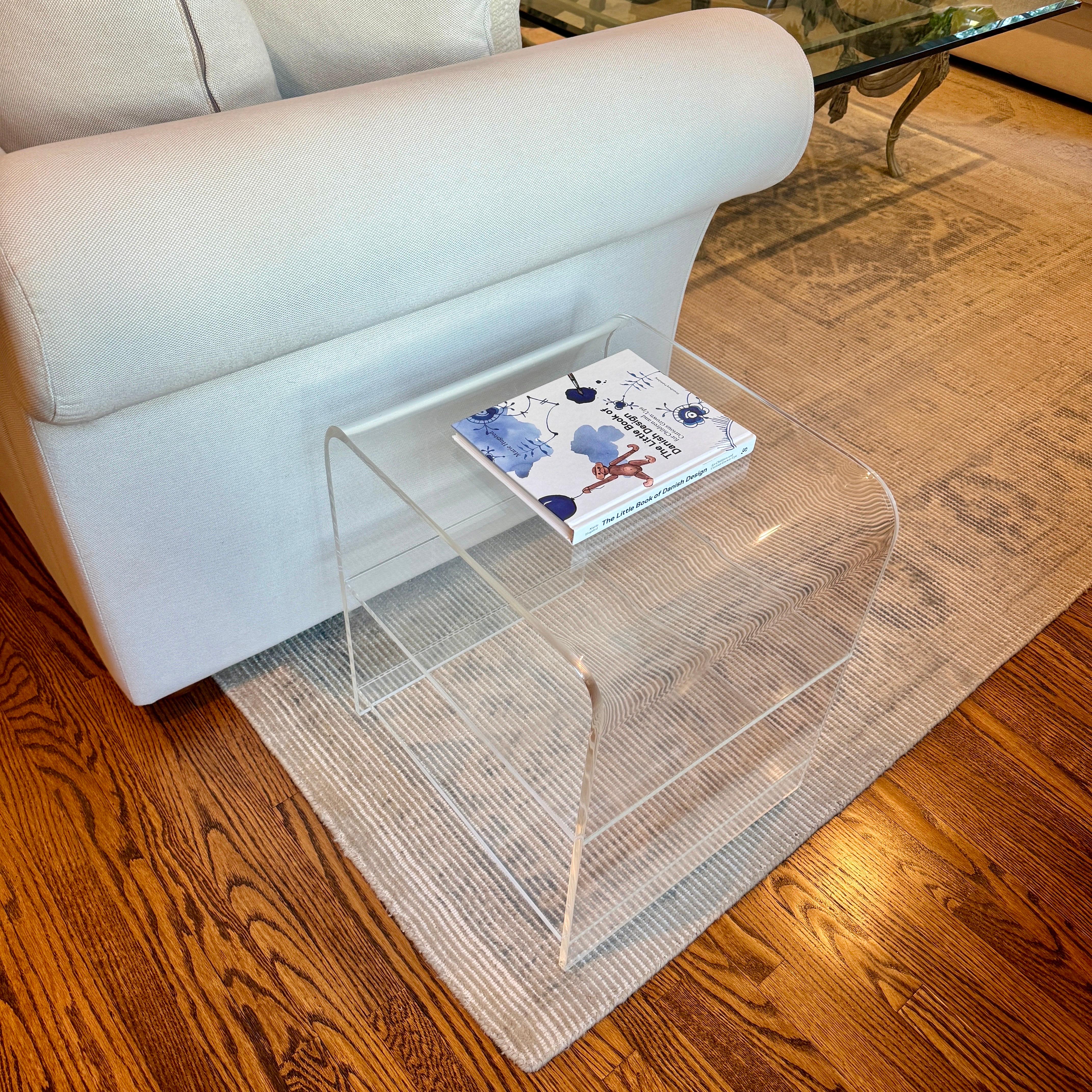 Paire de tables basses à cascade en Lucite épaisse du milieu du siècle dernier en vente 8
