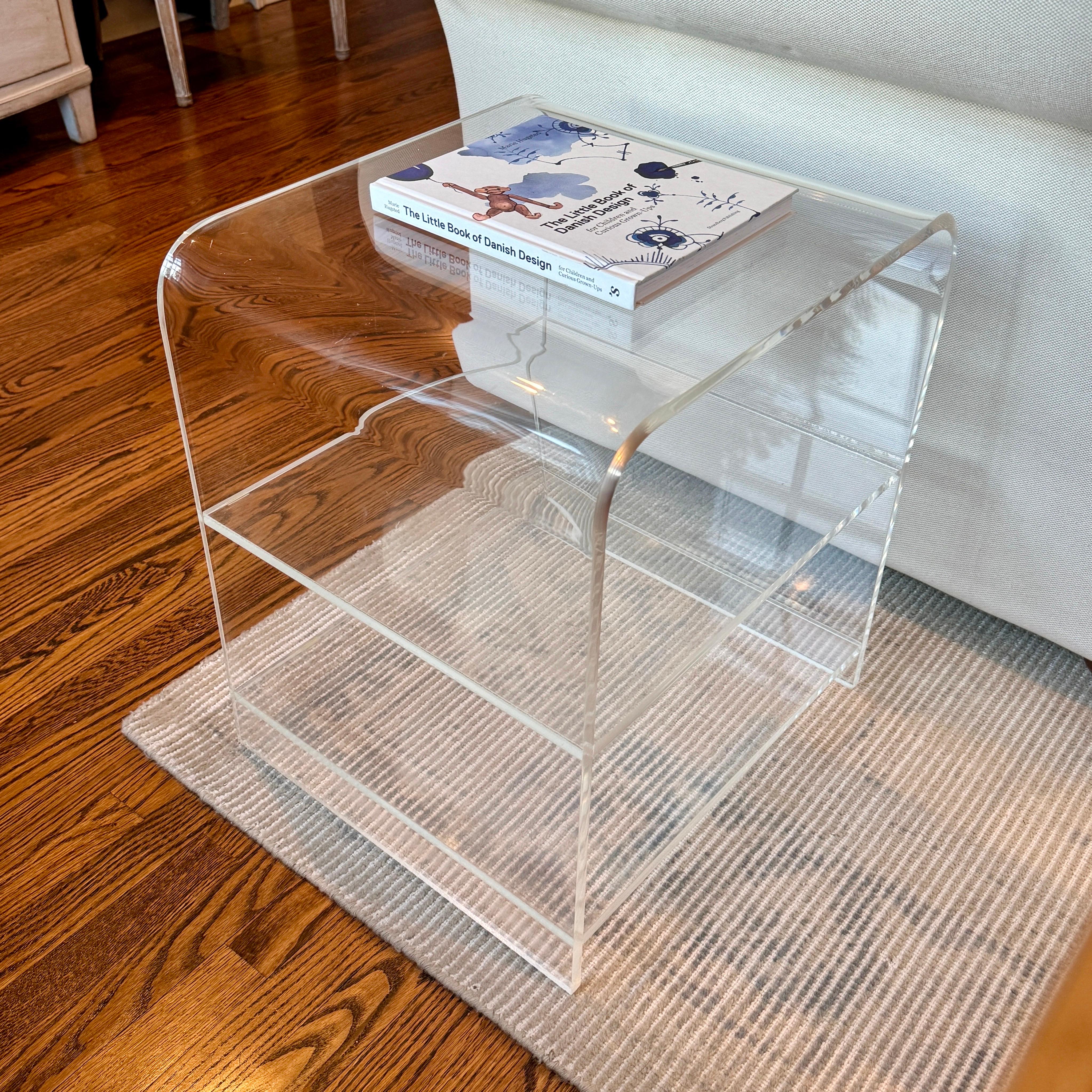 Paire de tables basses à cascade en Lucite épaisse du milieu du siècle dernier en vente 9