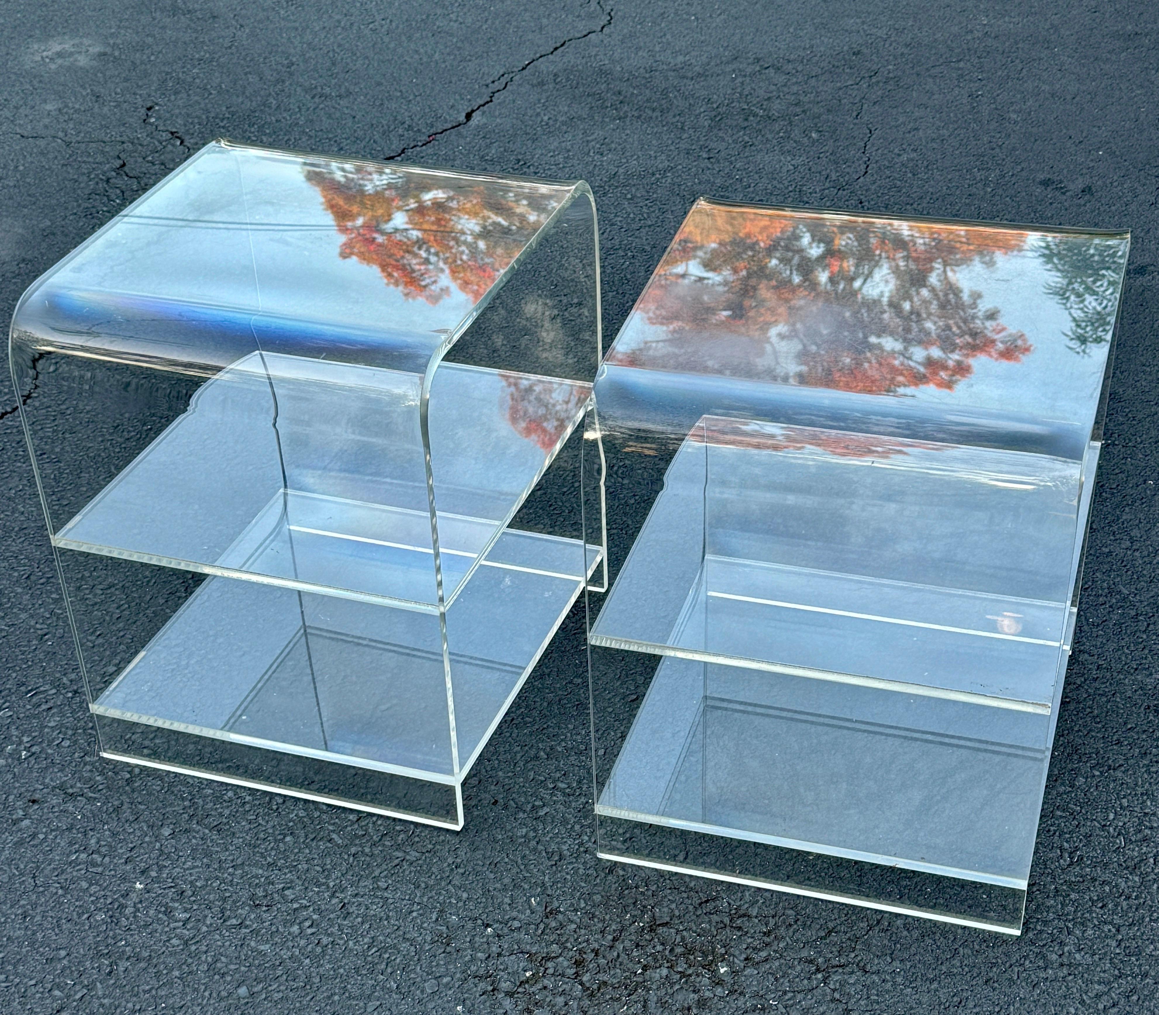 Paire de tables basses à cascade en Lucite épaisse du milieu du siècle dernier en vente 12