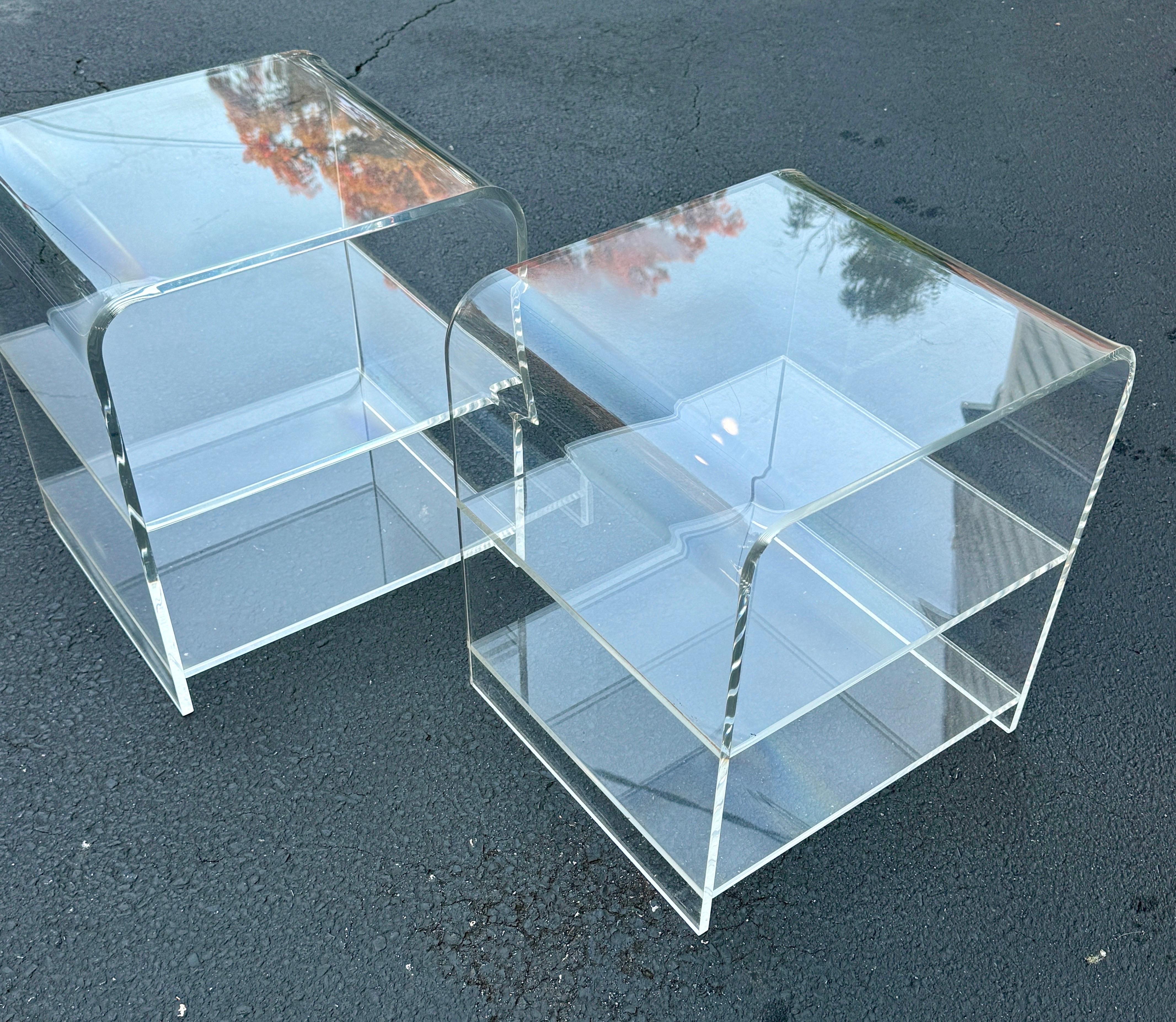 Paire de tables basses à cascade en Lucite épaisse du milieu du siècle dernier en vente 13
