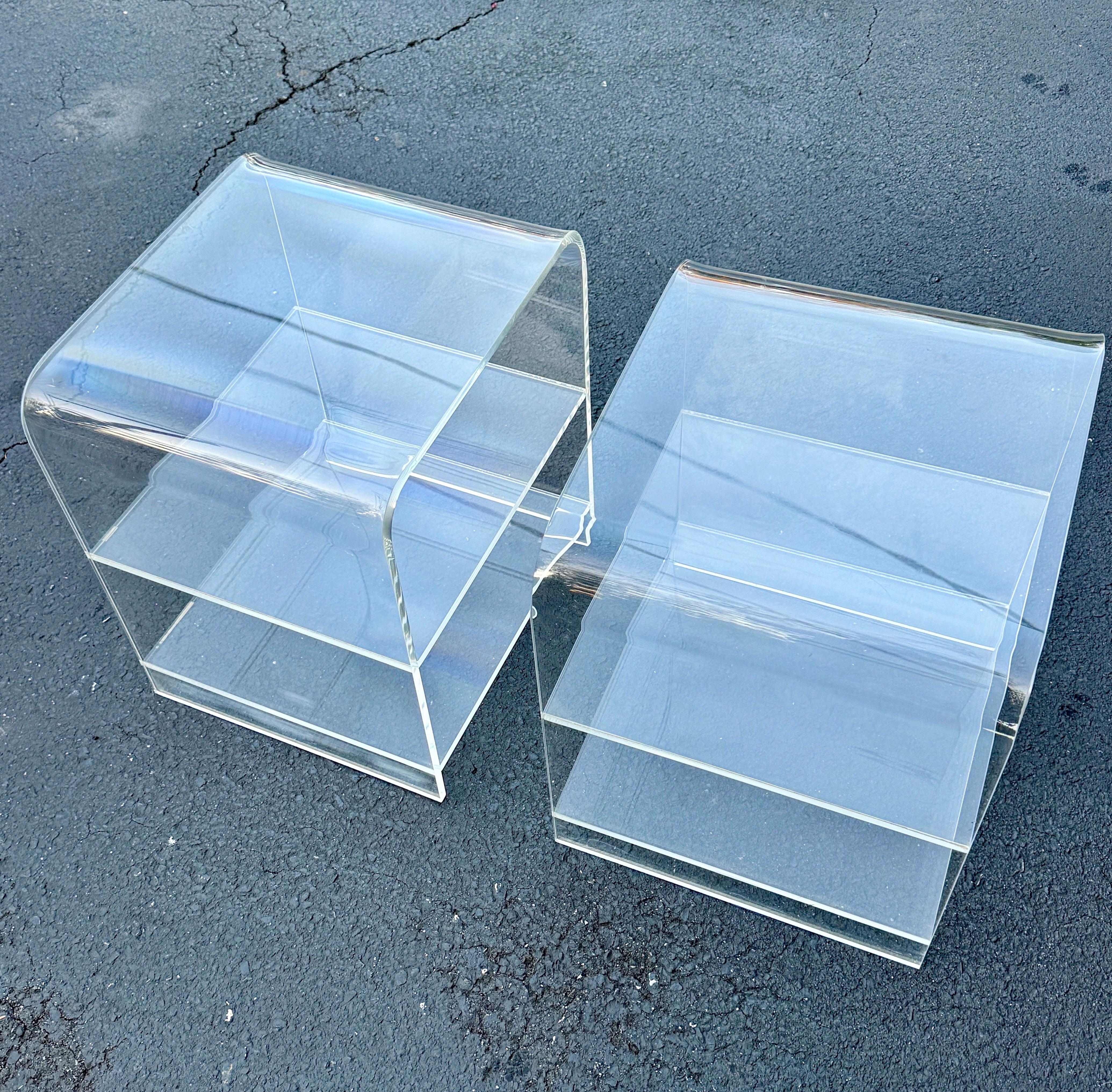 Fait main Paire de tables basses à cascade en Lucite épaisse du milieu du siècle dernier en vente