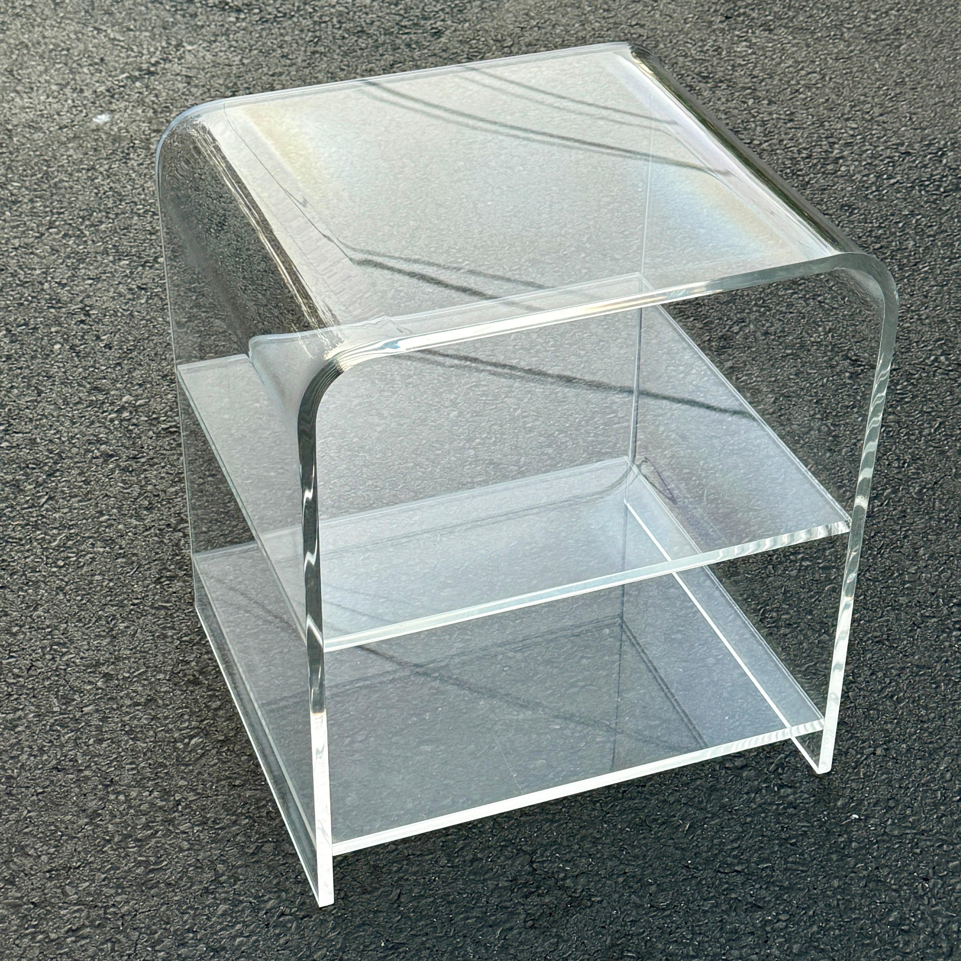 Paire de tables à deux niveaux MCM fabriquées à la main avec de la lucite épaisse. Cet ensemble peut être utilisé séparément ou ensemble côte à côte. Idéal pour ranger des magazines ou des livres. Ces tables peuvent être utilisées dans une chambre à