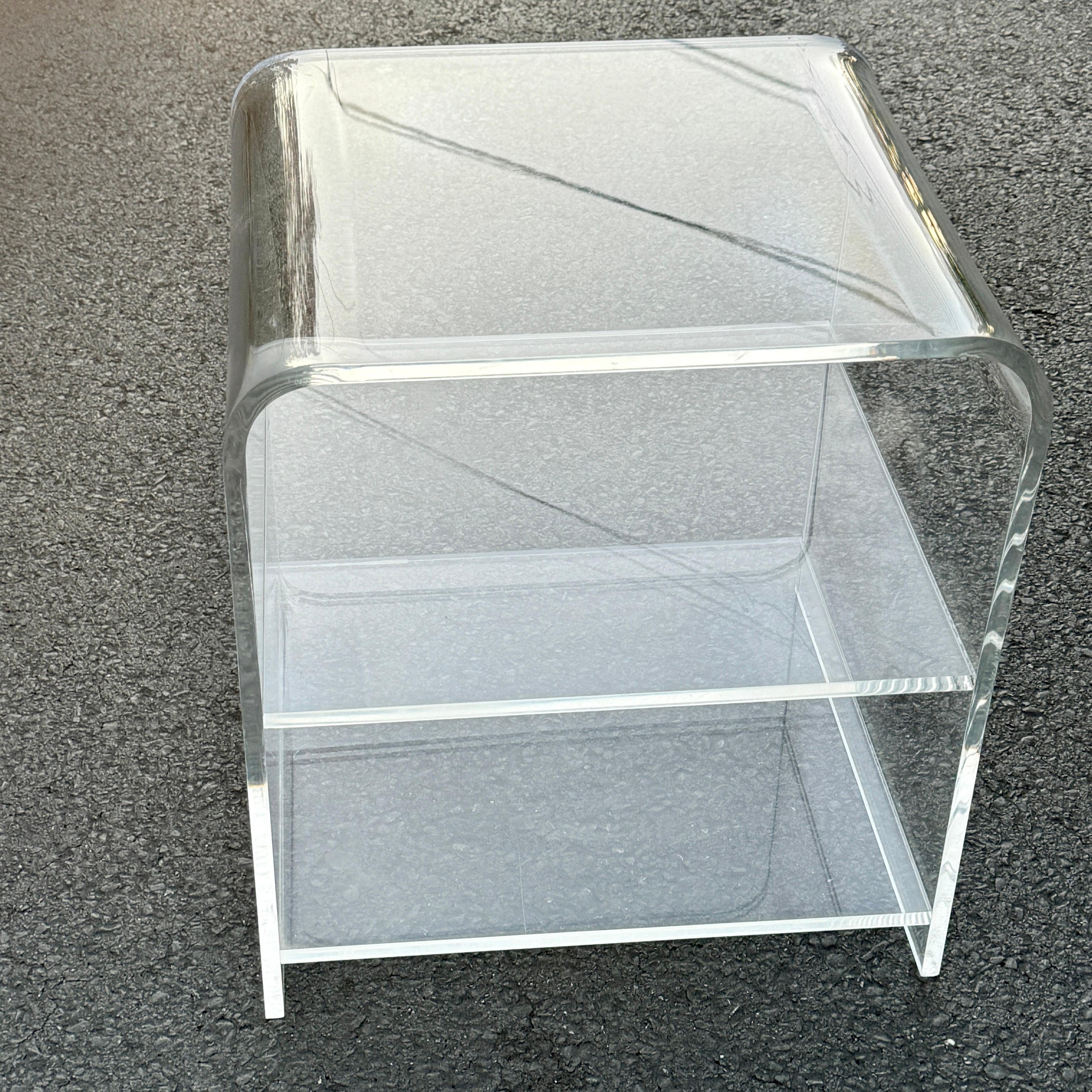 Paire de tables basses à cascade en Lucite épaisse du milieu du siècle dernier Bon état - En vente à Haddonfield, NJ