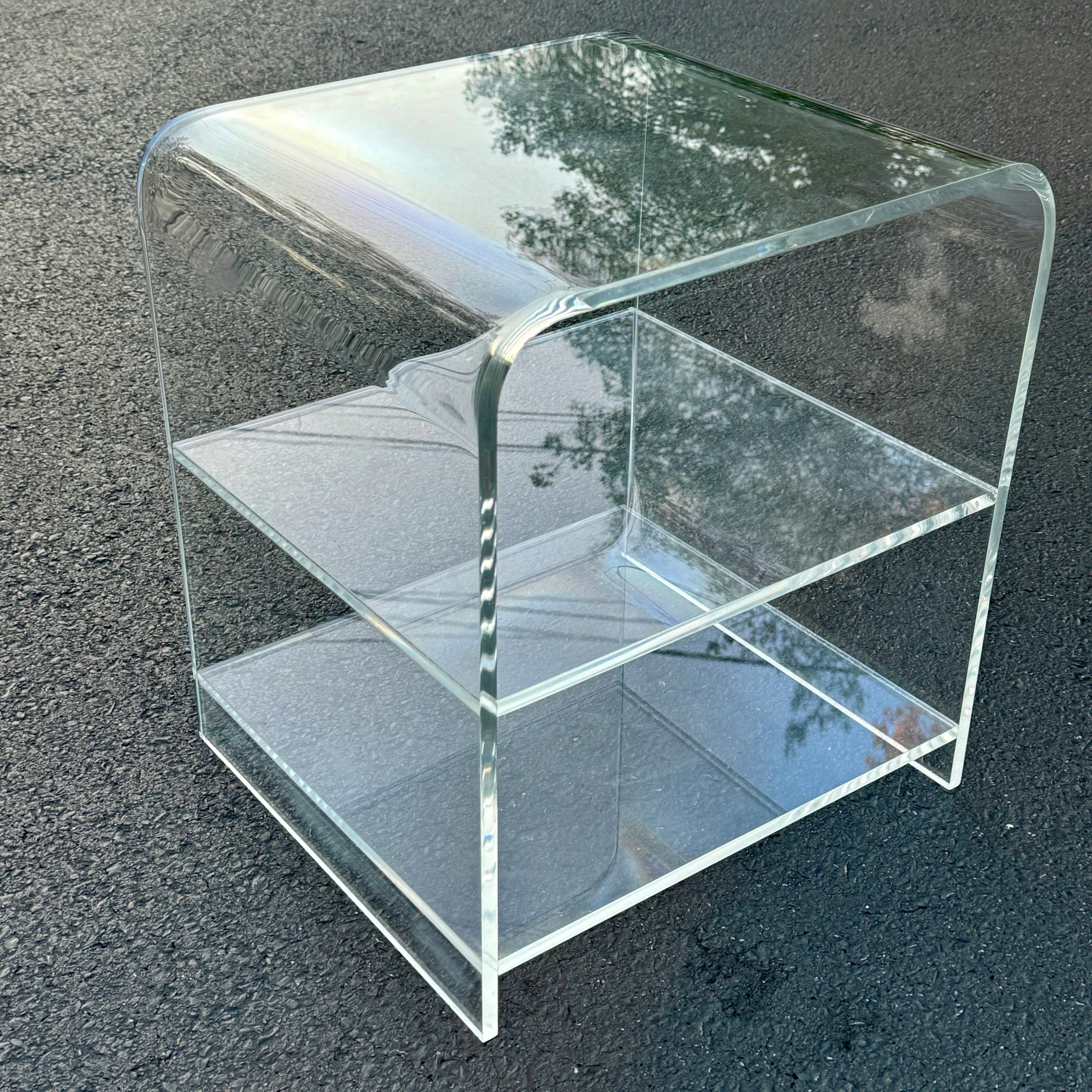 20ième siècle Paire de tables basses à cascade en Lucite épaisse du milieu du siècle dernier en vente