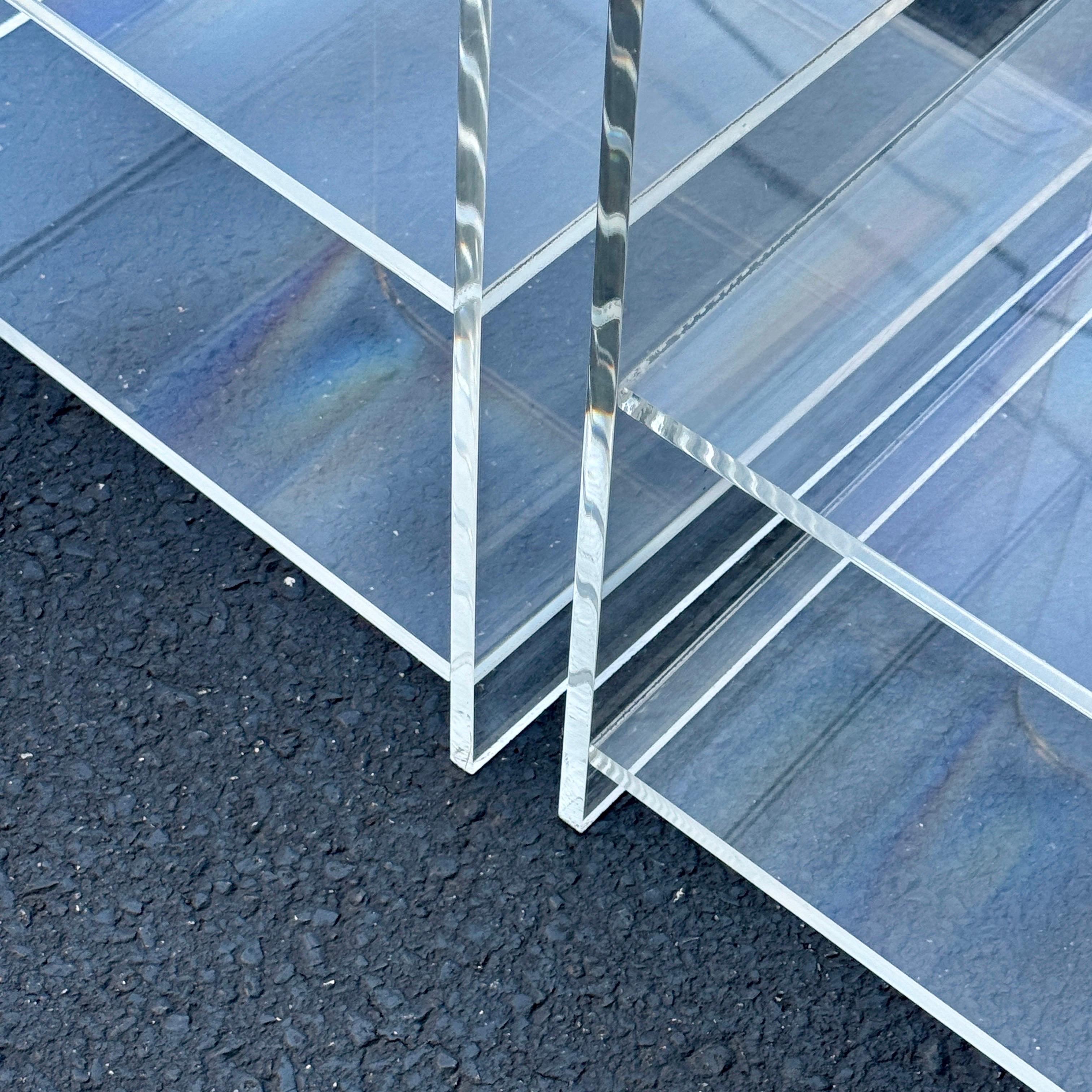 Paire de tables basses à cascade en Lucite épaisse du milieu du siècle dernier en vente 1