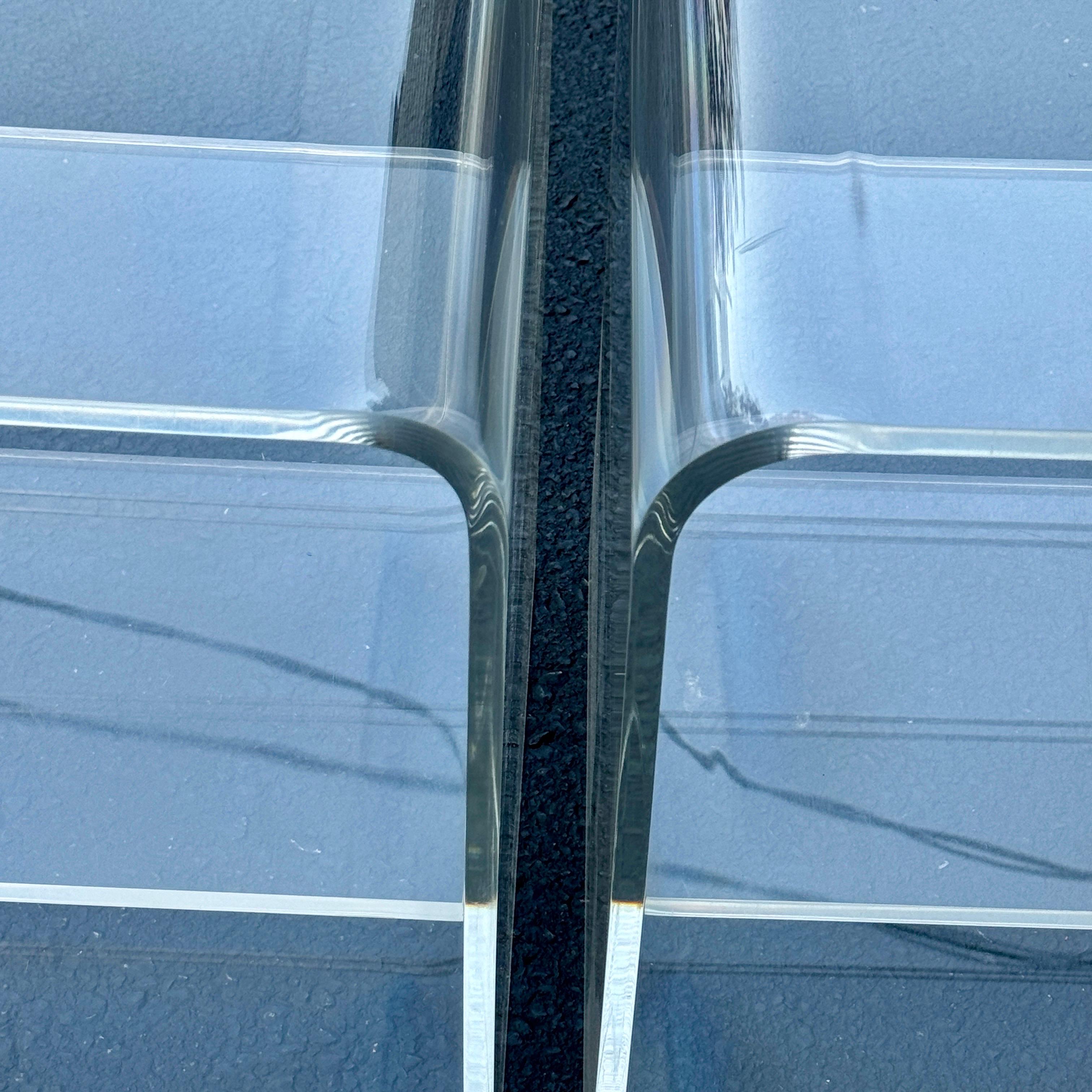 Paire de tables basses à cascade en Lucite épaisse du milieu du siècle dernier en vente 2