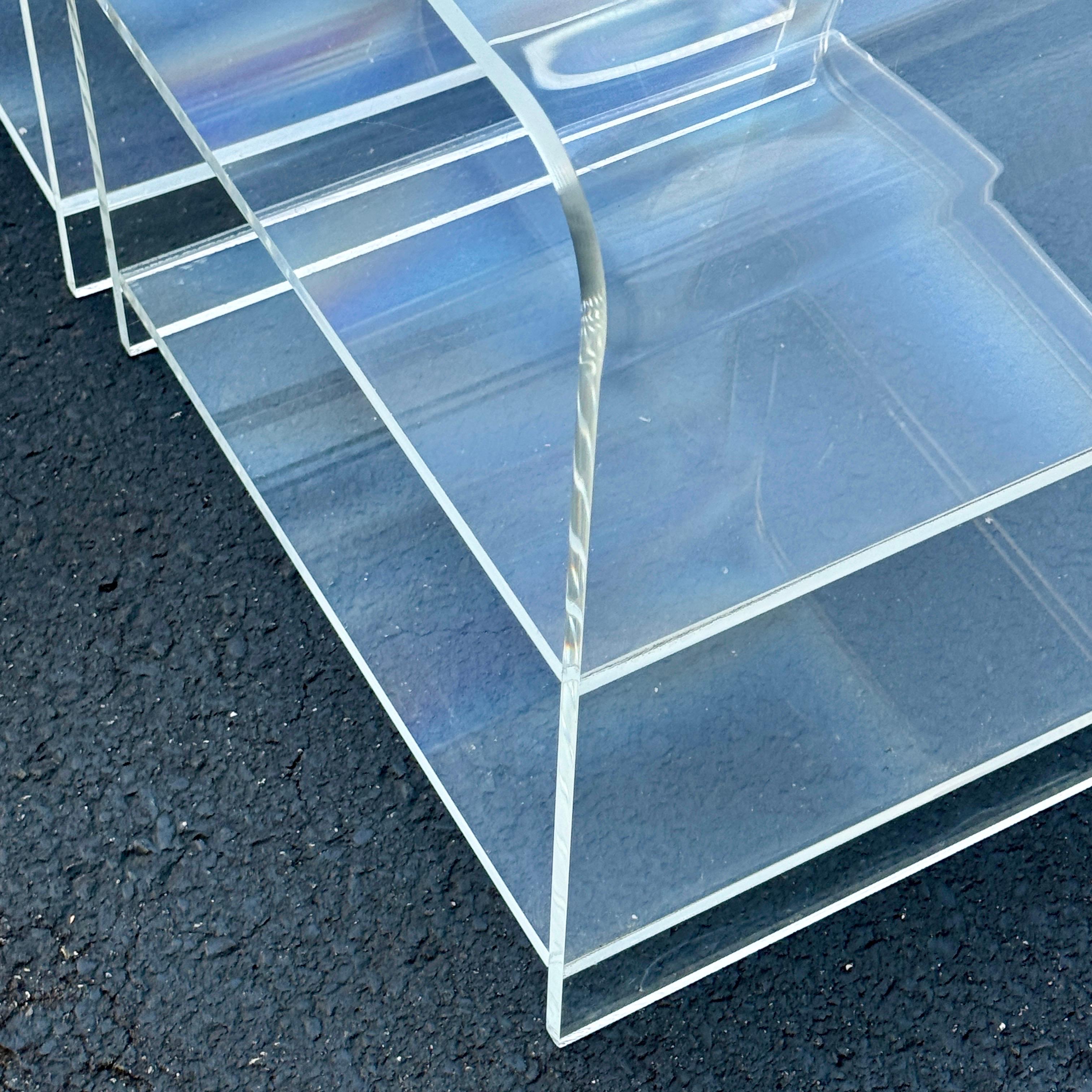 Paire de tables basses à cascade en Lucite épaisse du milieu du siècle dernier en vente 3