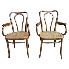 Paire de chaises à accoudoirs en bentwood et cannage de style Thonet du milieu du siècle dernier