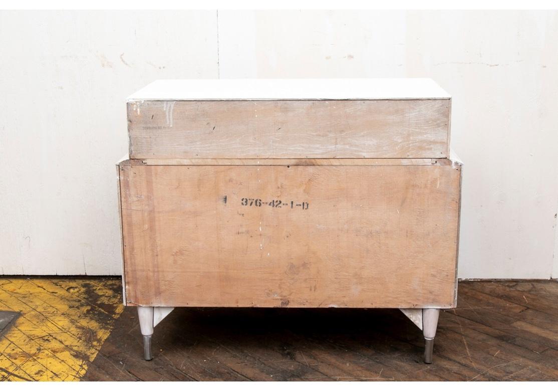 Paire de commodes à étages en bois à chaux du milieu du siècle dernier en vente 1