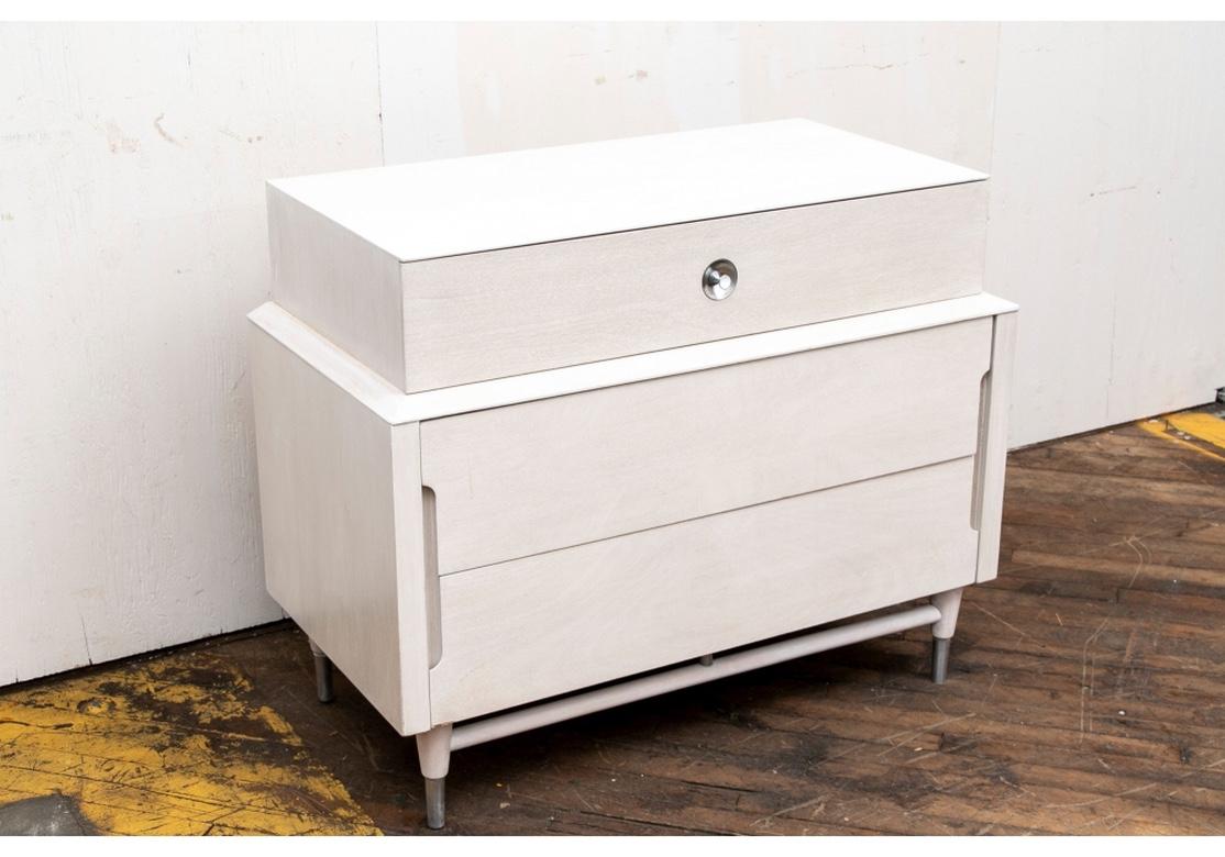 Paire de commodes à étages en bois à chaux du milieu du siècle dernier en vente 2
