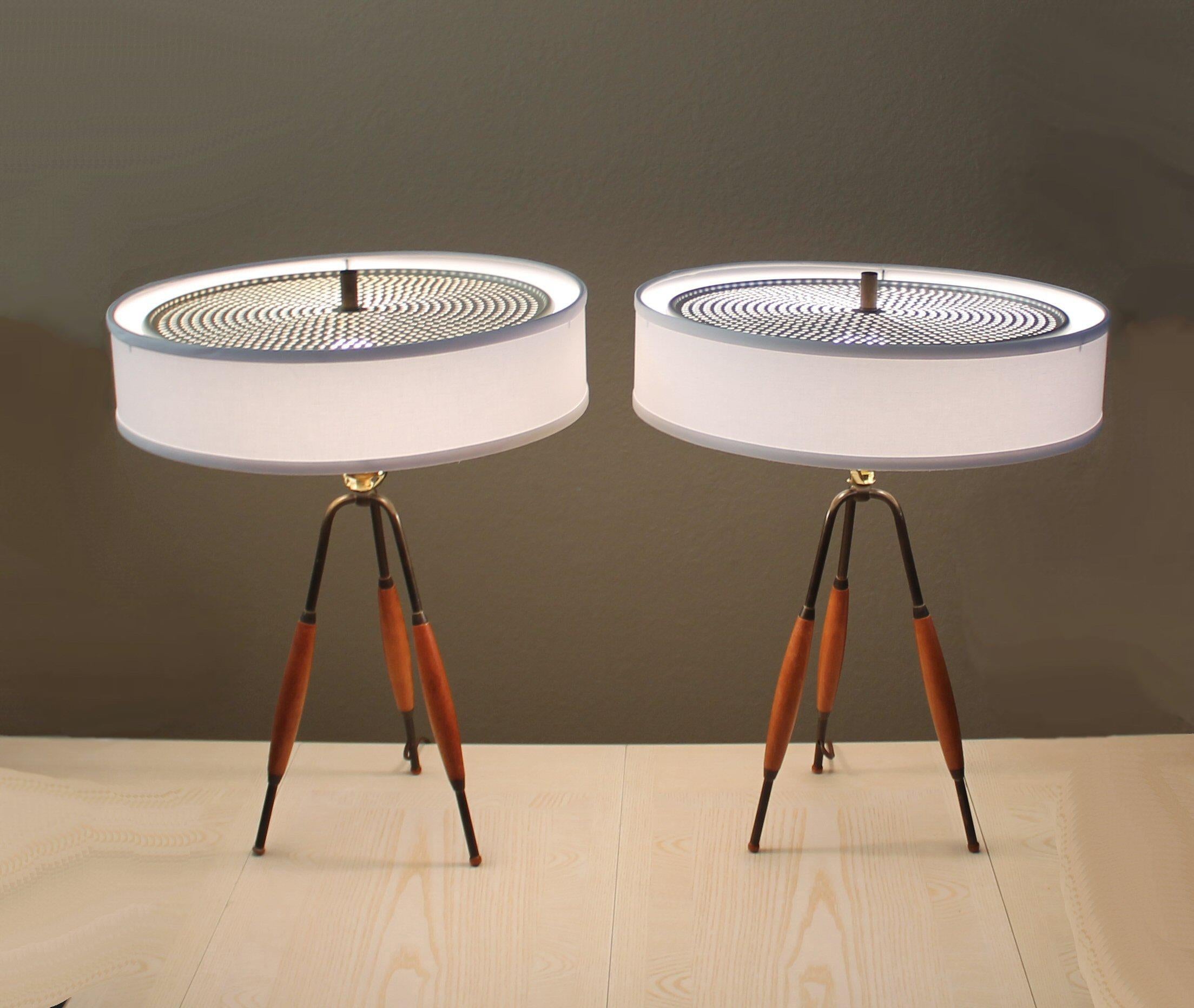 Pair! Mid Century Tripod Lamps! Gerald Thurston Lightolier 1950s Designer Decor For Sale 4
