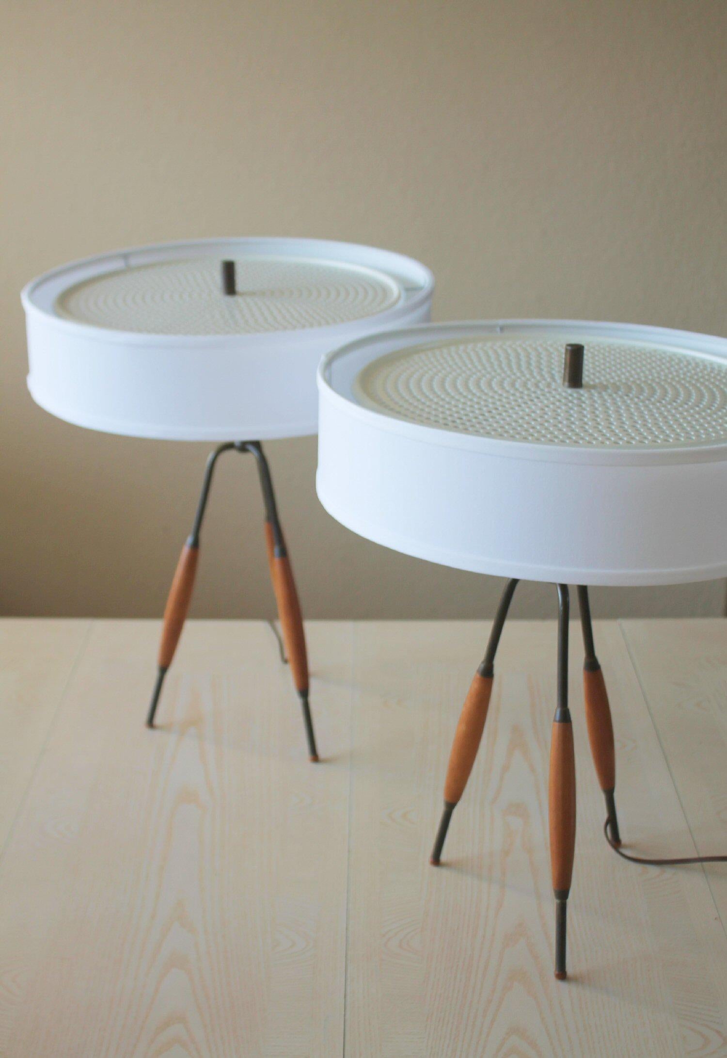 Pair! Mid Century Tripod Lamps! Gerald Thurston Lightolier 1950s Designer Decor For Sale 3