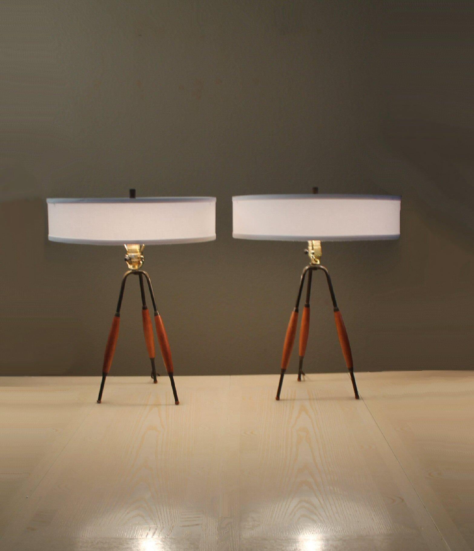 Mid-Century Modern Pair! Mid Century Tripod Lamps! Gerald Thurston Lightolier 1950s Designer Decor For Sale