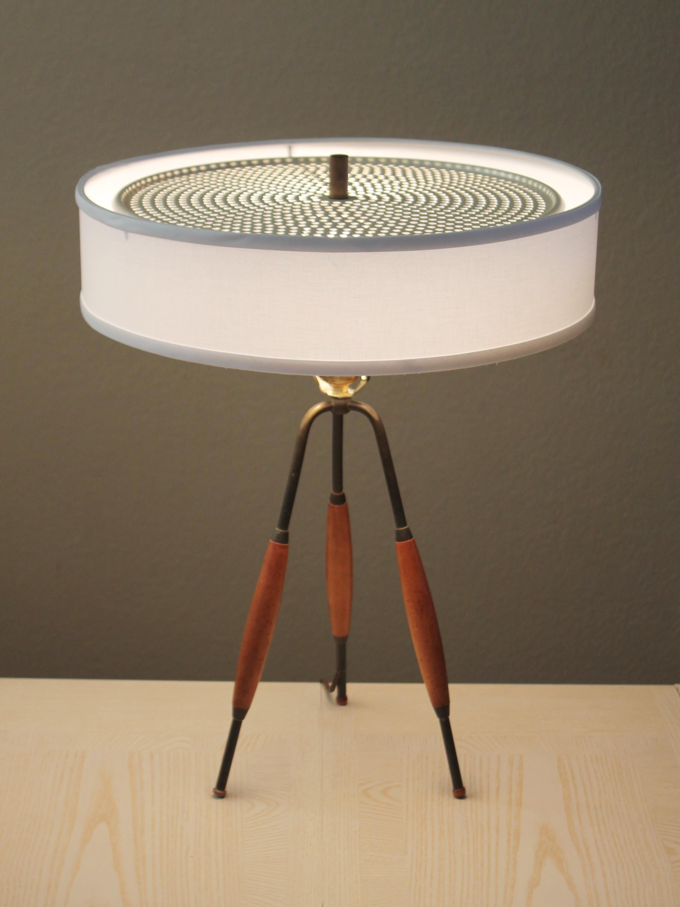 Pair! Mid Century Tripod Lamps! Gerald Thurston Lightolier 1950s Designer Decor In Good Condition For Sale In Peoria, AZ