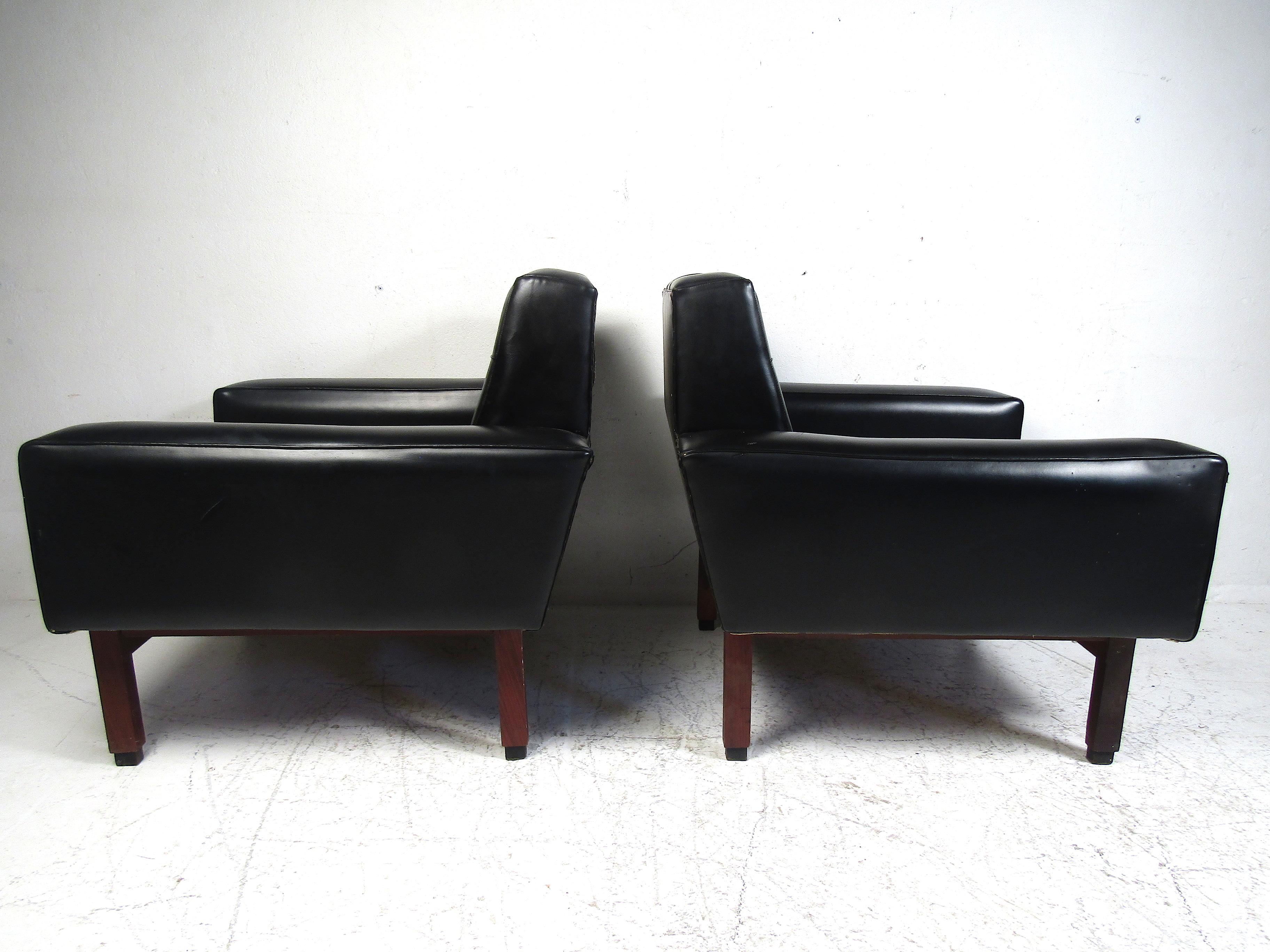 Mid-Century Modern Pair Mid-Century Tufted Lounge Chairs in Black For Sale