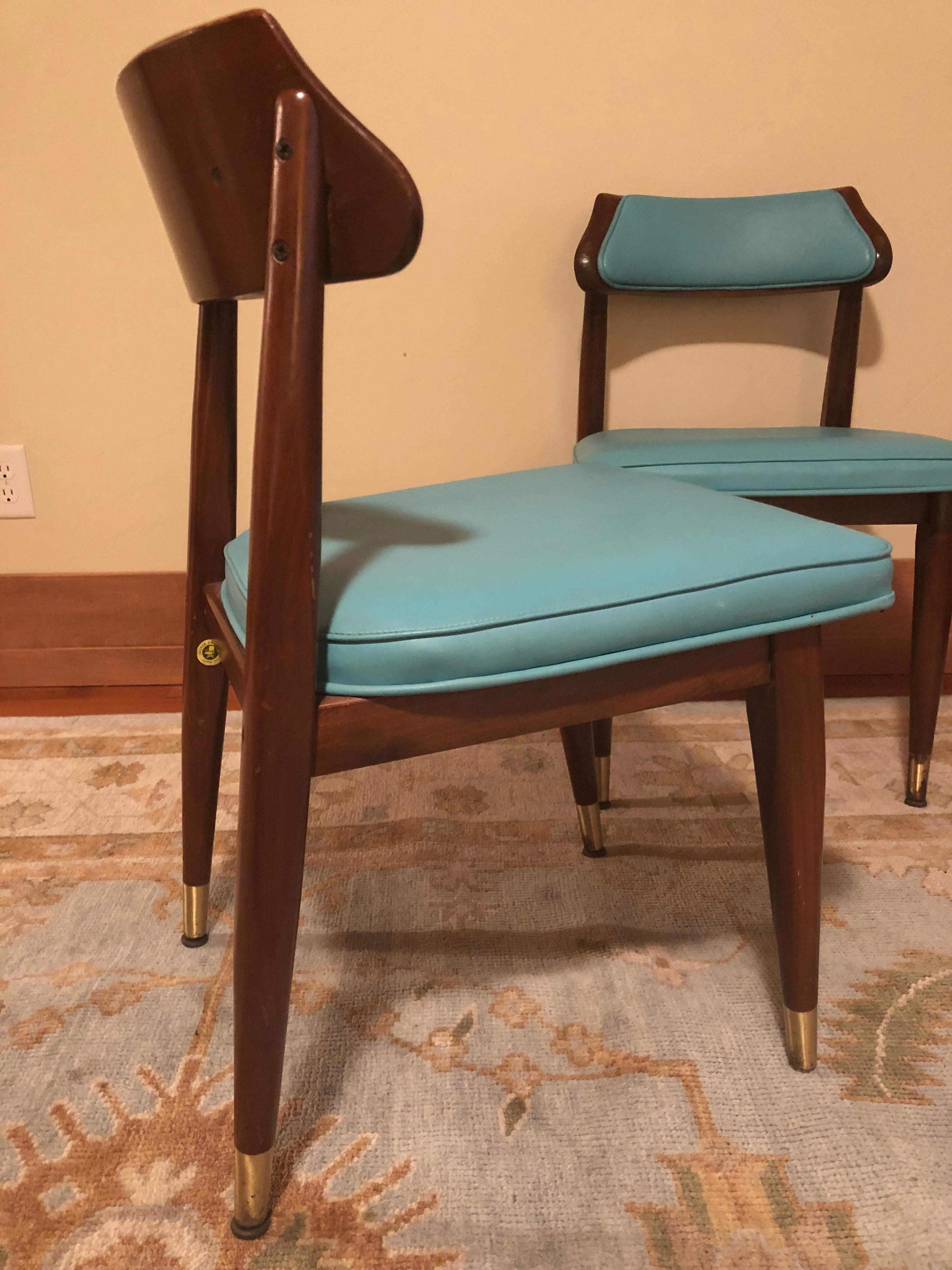 In the manner of the Danish chairs of the day, Jasper Chair Co. was an American maker of midcentury desk and office furniture with incredible lines. The turquoise blue sea foam color is stunning and in mint condition as are the back rests. Minimal