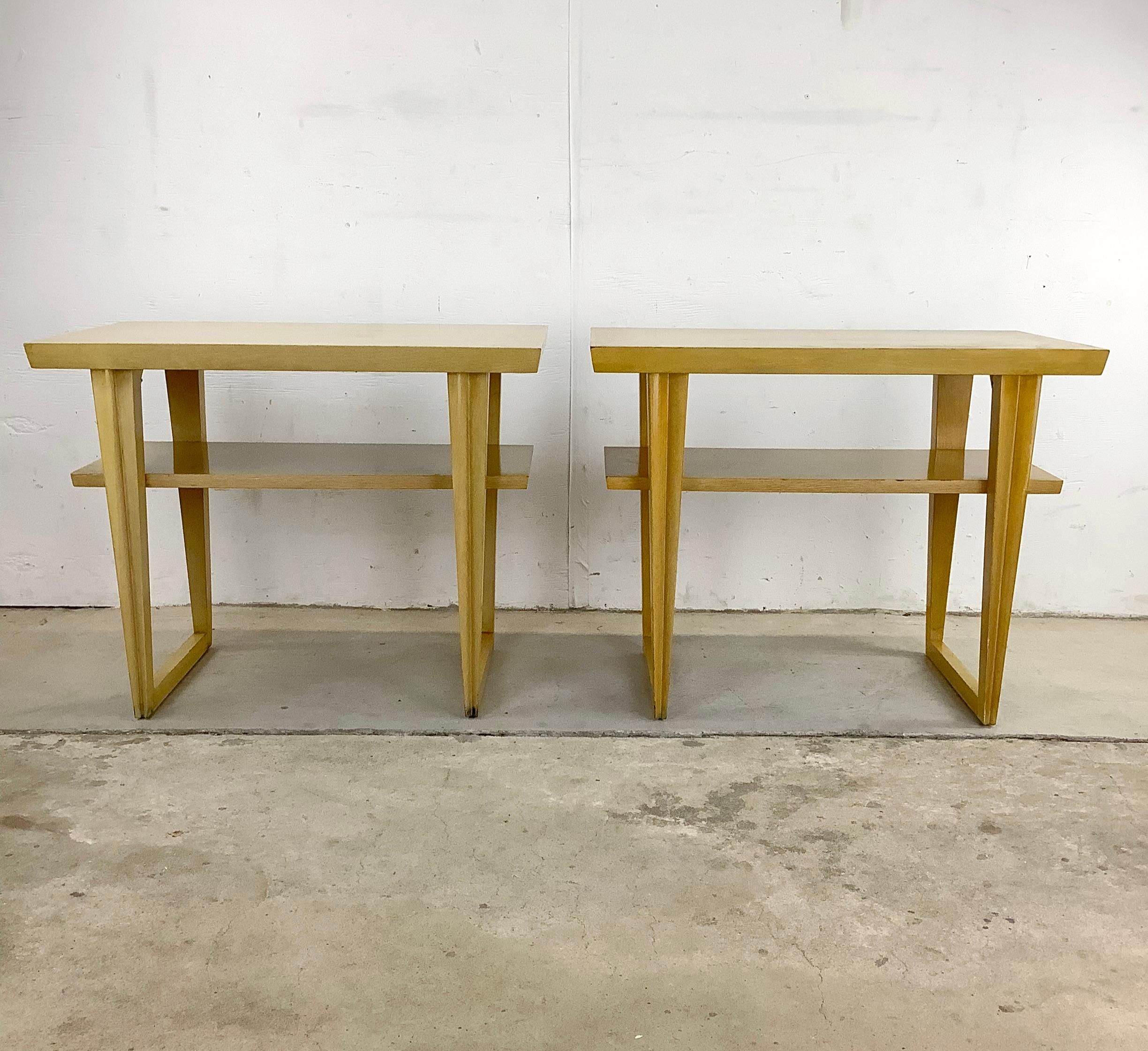 Mid-Century Modern Paire de tables d'appoint blondes à deux niveaux du milieu du siècle dernier en vente