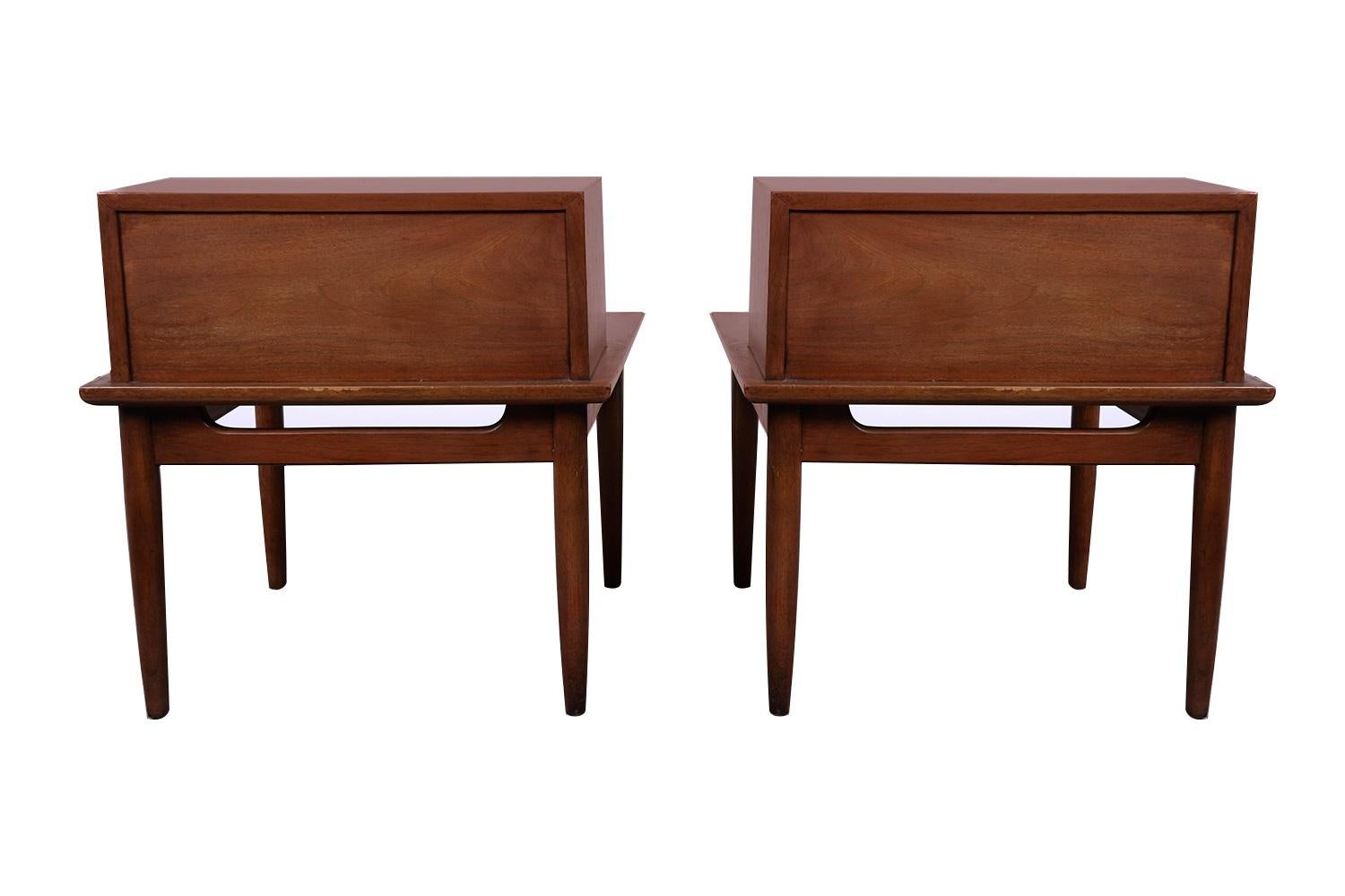 Pair Mid Century Two Tier End Tables Nightstands American of Martinsville In Good Condition In Baltimore, MD