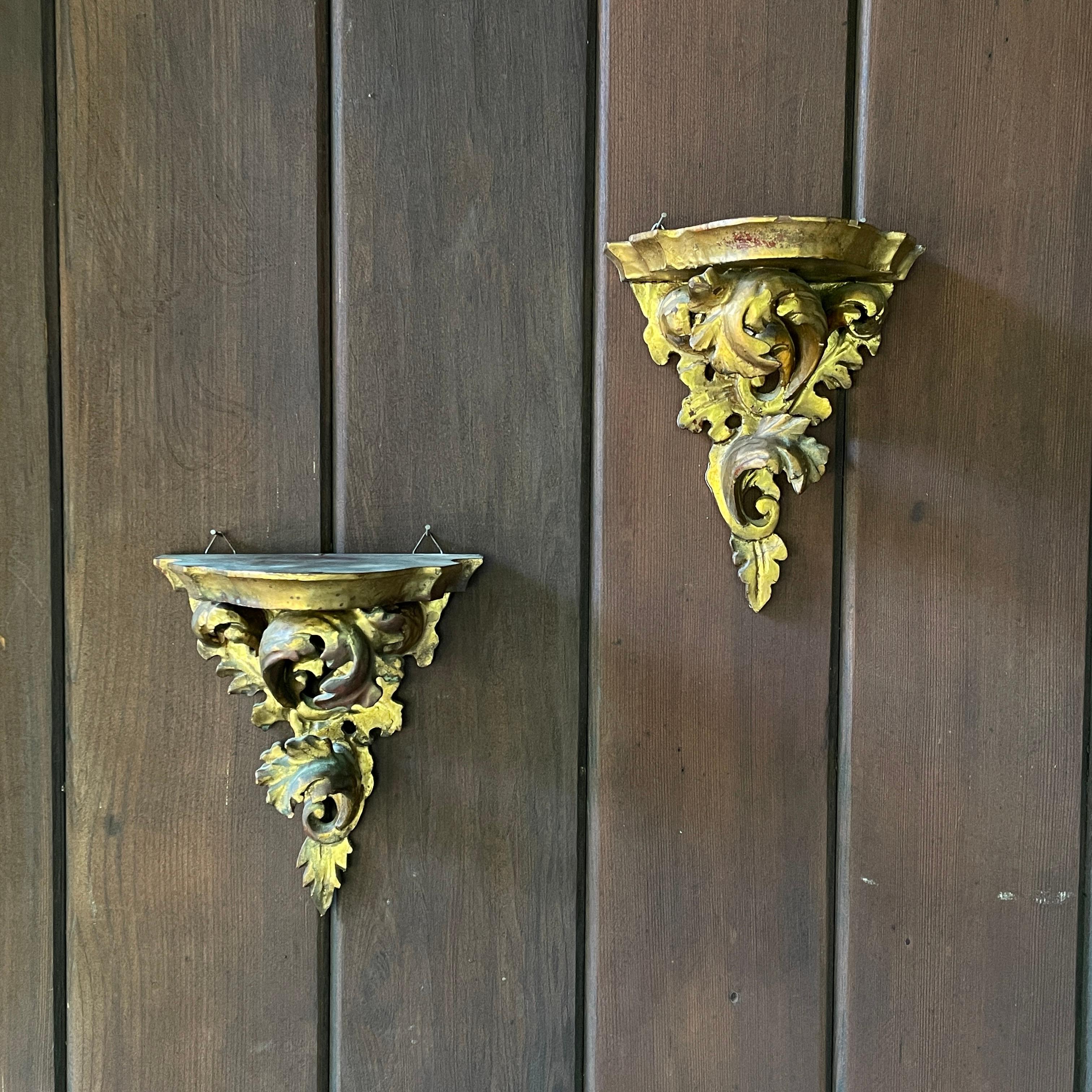 Par Estantería de Pared Veneciana de Mediados de Siglo de Acanto Tallado Dorado Italia Italiano en venta