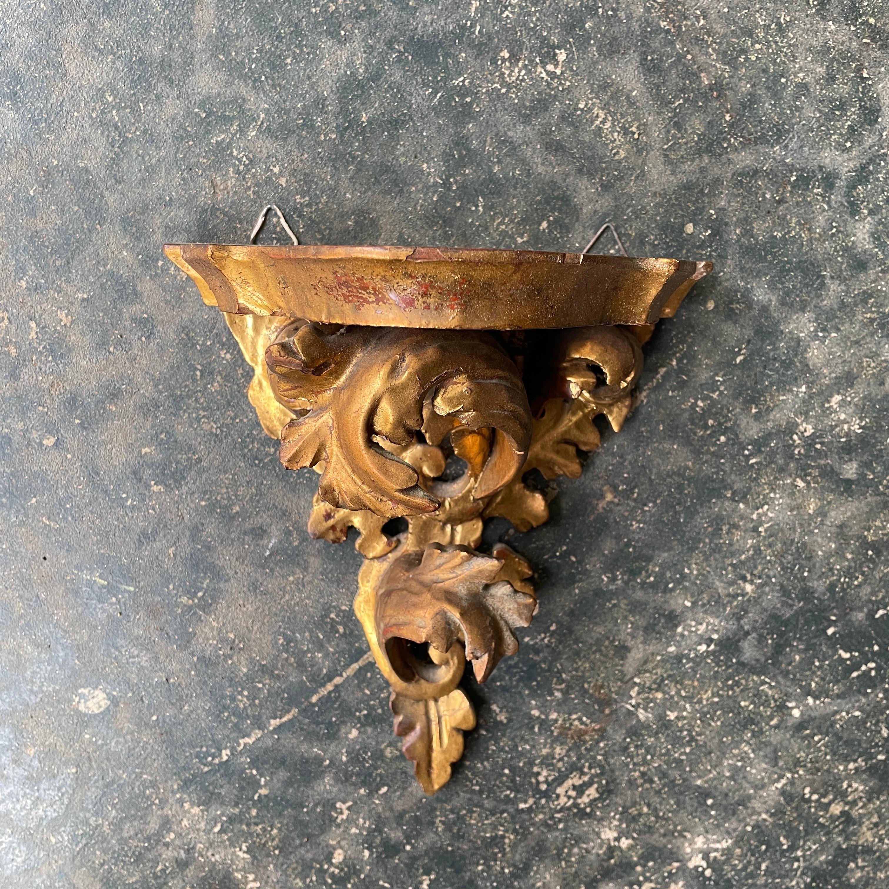 Par Estantería de Pared Veneciana de Mediados de Siglo de Acanto Tallado Dorado Italia en Bastante bueno estado para la venta en Hyattsville, MD