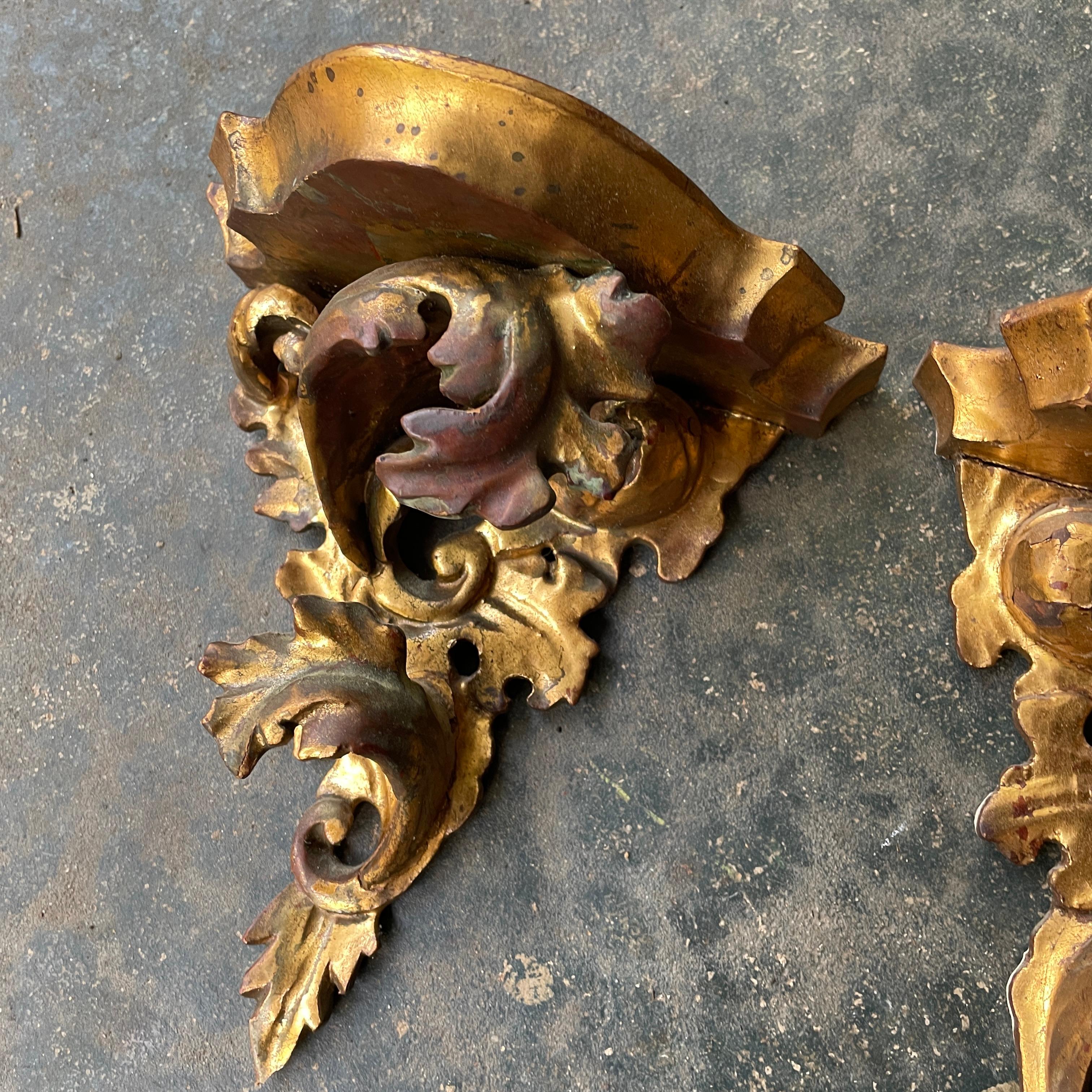 Par Estantería de Pared Veneciana de Mediados de Siglo de Acanto Tallado Dorado Italia Madera en venta