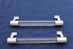 Coppia di maniglie Venini della metà del secolo scorso in ottone satinato e vetro di Murano 1950 Made in Italy