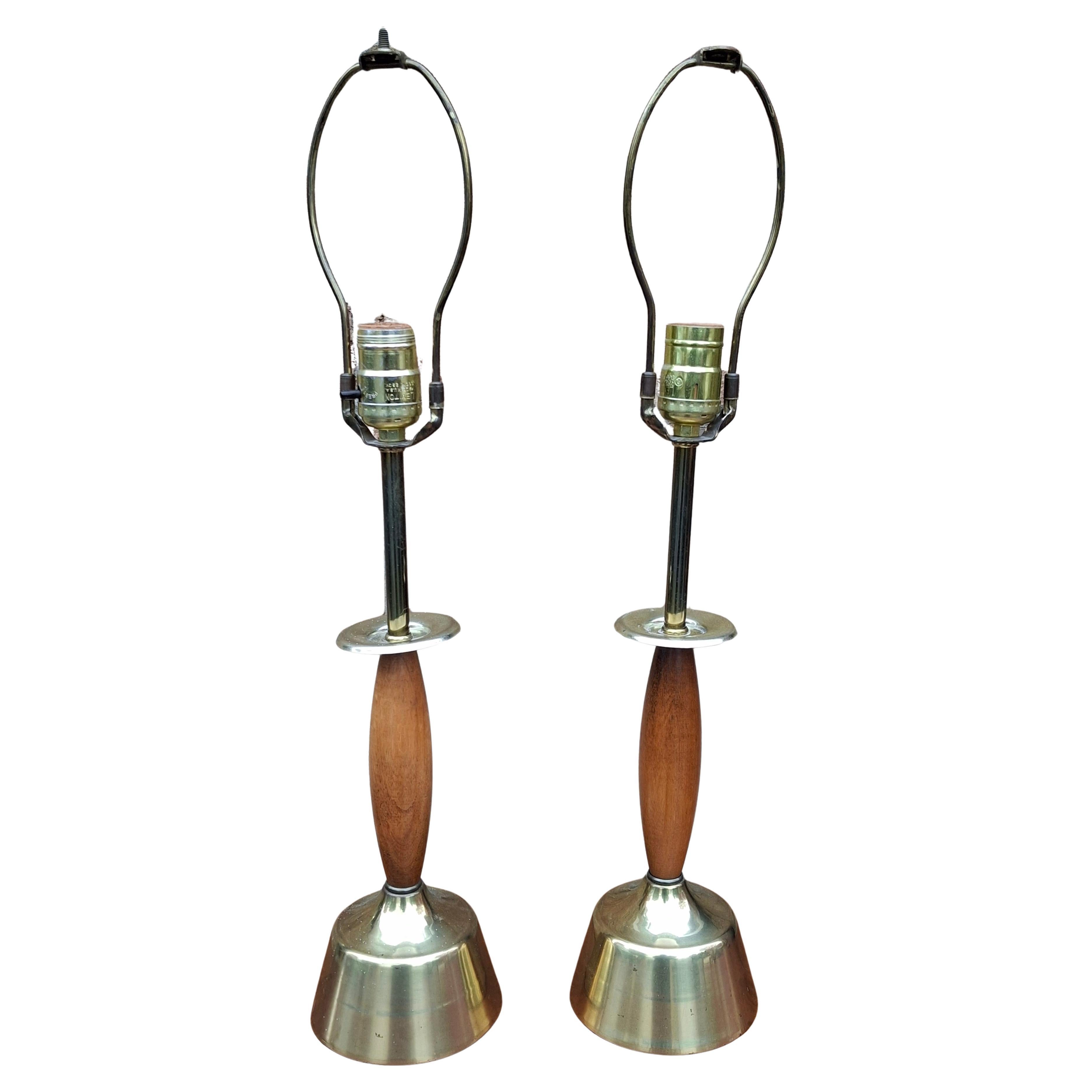 Paire de lampes "Genie" en noyer et laiton du milieu du siècle par Laurel Lamps Co.